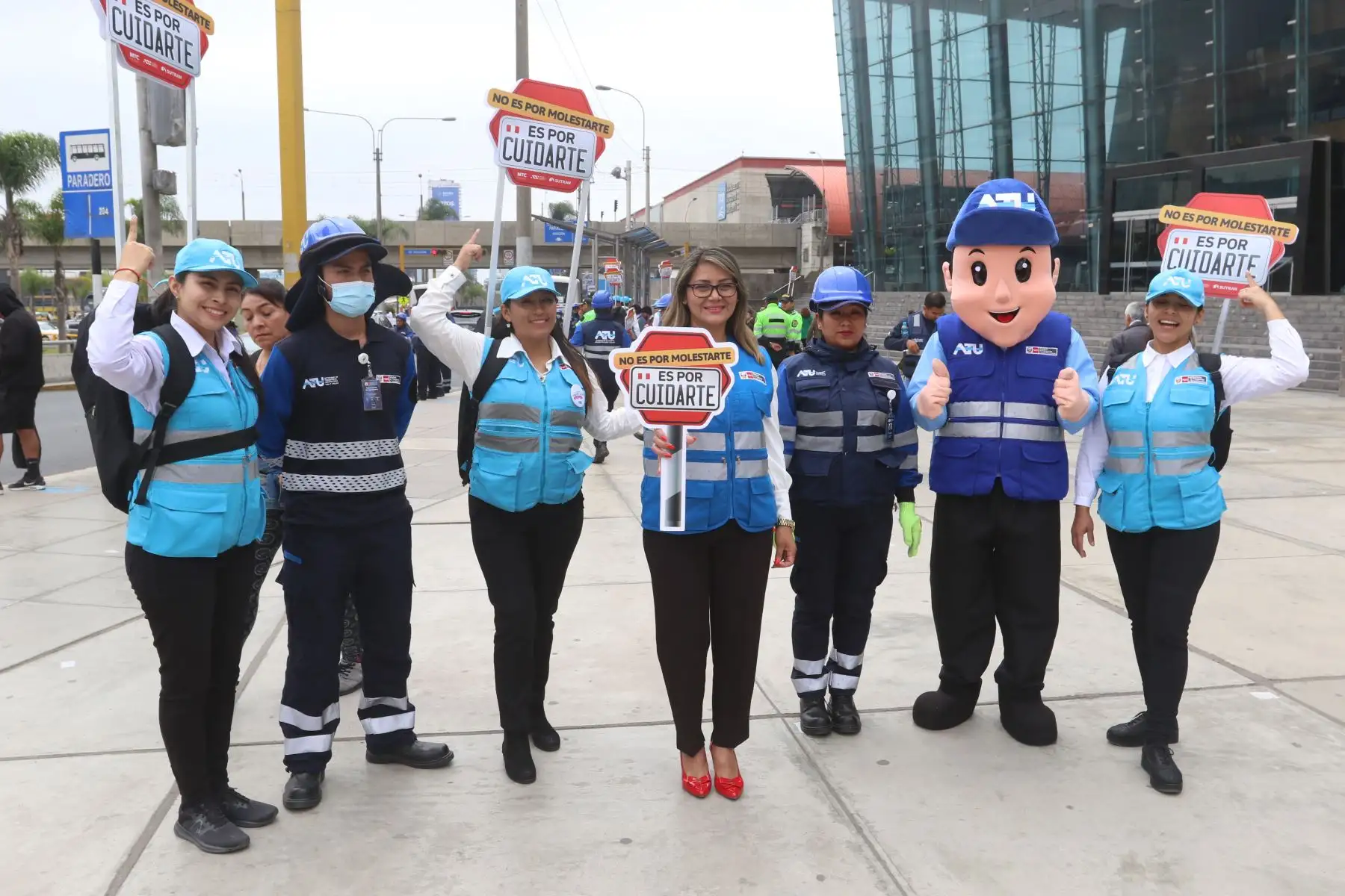 Fiscalizadores y Orientadores de la autoridad de transporte urbano de Lima y Callao(ATU).Realizan operativo de  activacion en la Avenida Javier Prado,como parte de la Campaña"No es por molestarte ,es por cuidarte".FOTO:ANDINA/Hector Vinces.