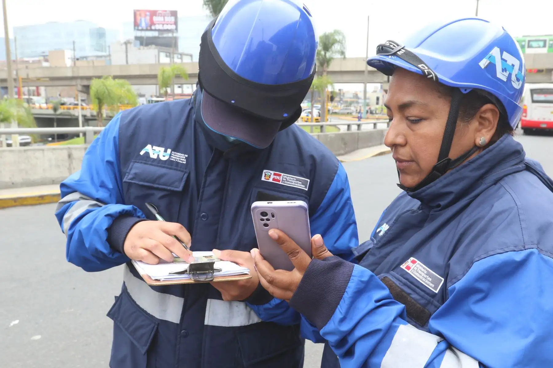 Fiscalizadores y Orientadores de la autoridad de transporte urbano de Lima y Callao(ATU).Realizan operativo de  activacion en la Avenida Javier Prado,como parte de la Campaña"No es por molestarte ,es por cuidarte".FOTO:ANDINA/Hector Vinces.