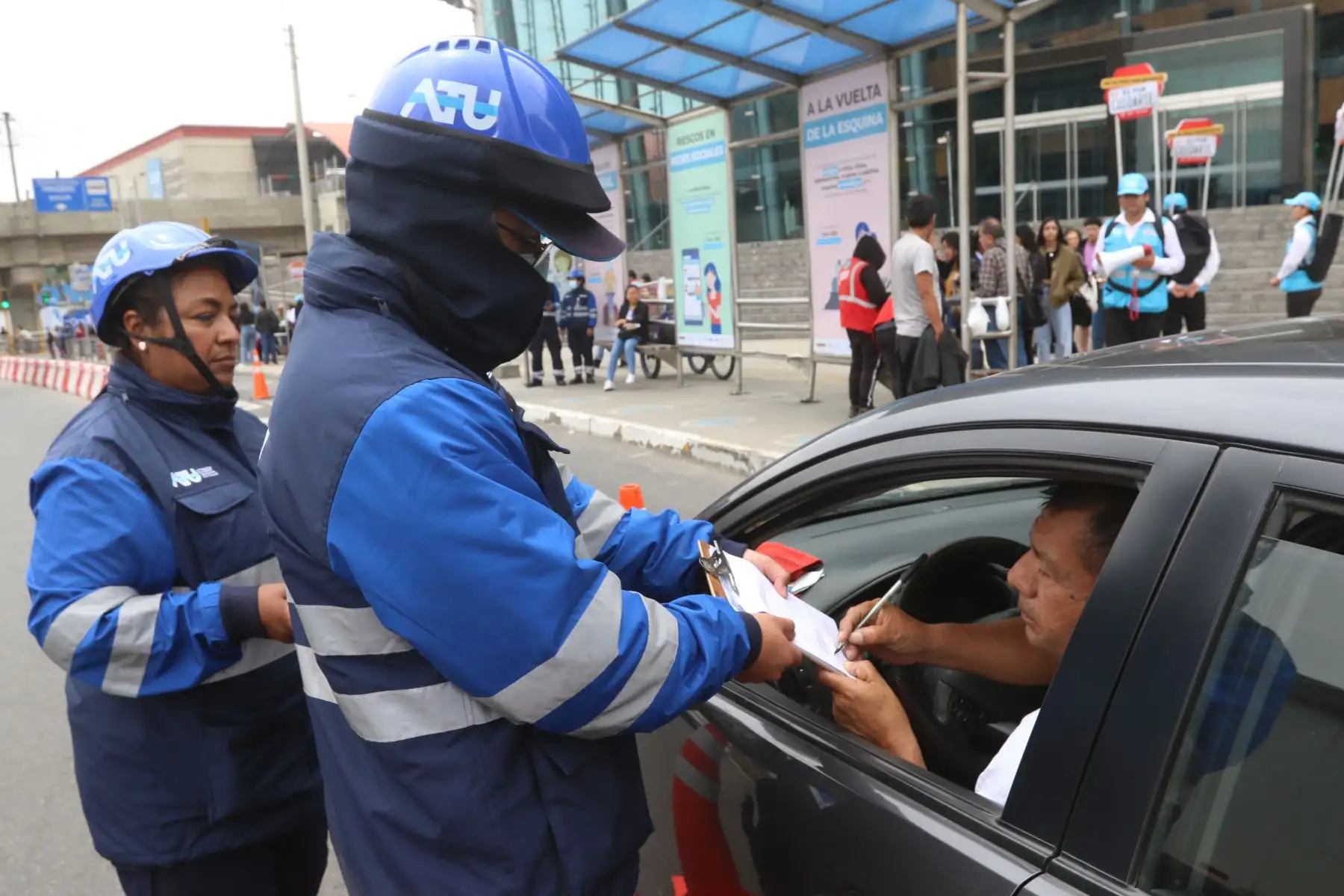 Fiscalizadores y Orientadores de la autoridad de transporte urbano de Lima y Callao(ATU).Realizan operativo de  activacion en la Avenida Javier Prado,como parte de la Campaña"No es por molestarte ,es por cuidarte".FOTO:ANDINA/Hector Vinces.