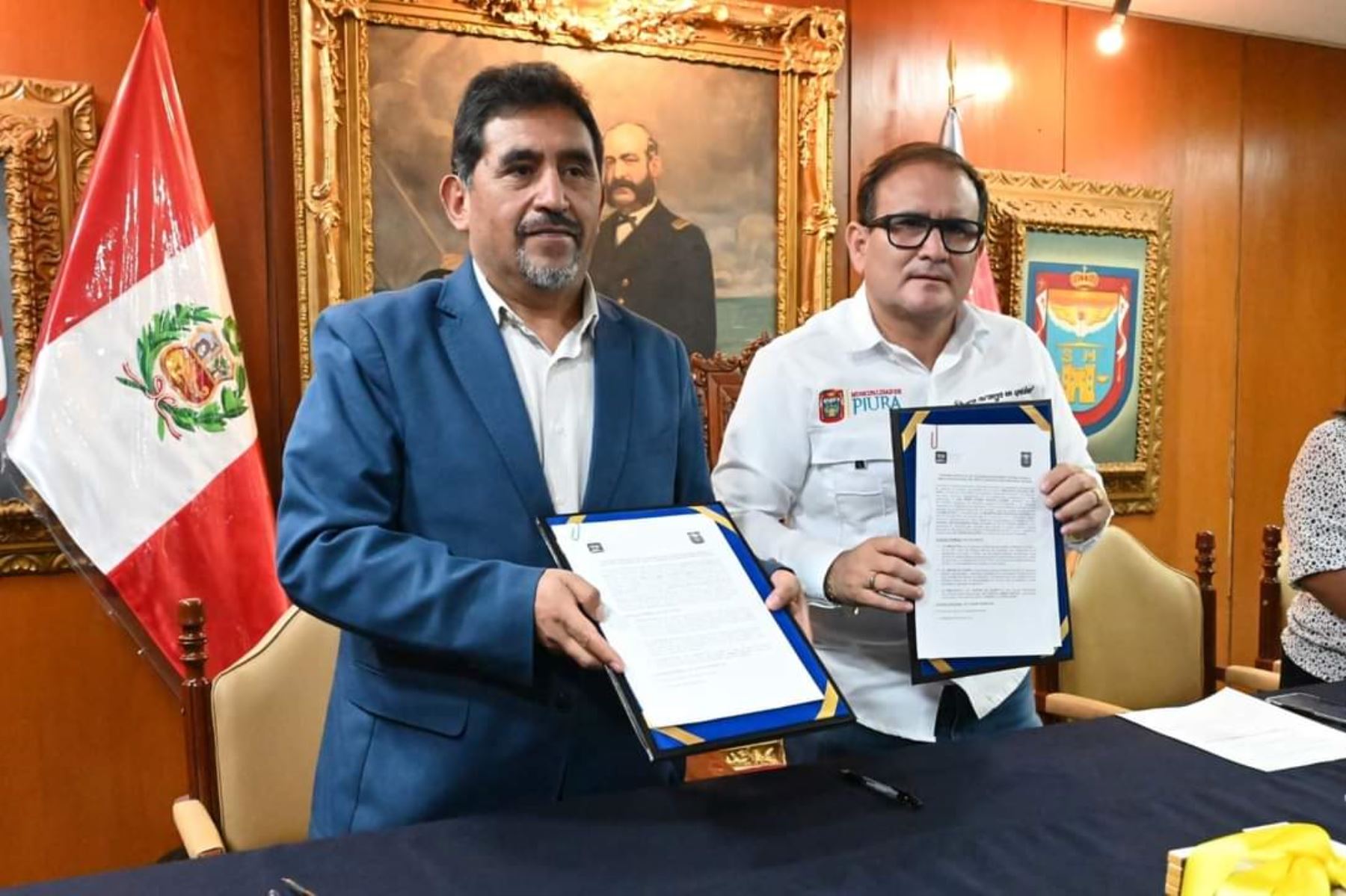 El jefe institucional de la BNP, Boris Espezúa, firmó convenio con el alcalde de Piura, Gabriel Madrid. Foto: BNP/Difusión.