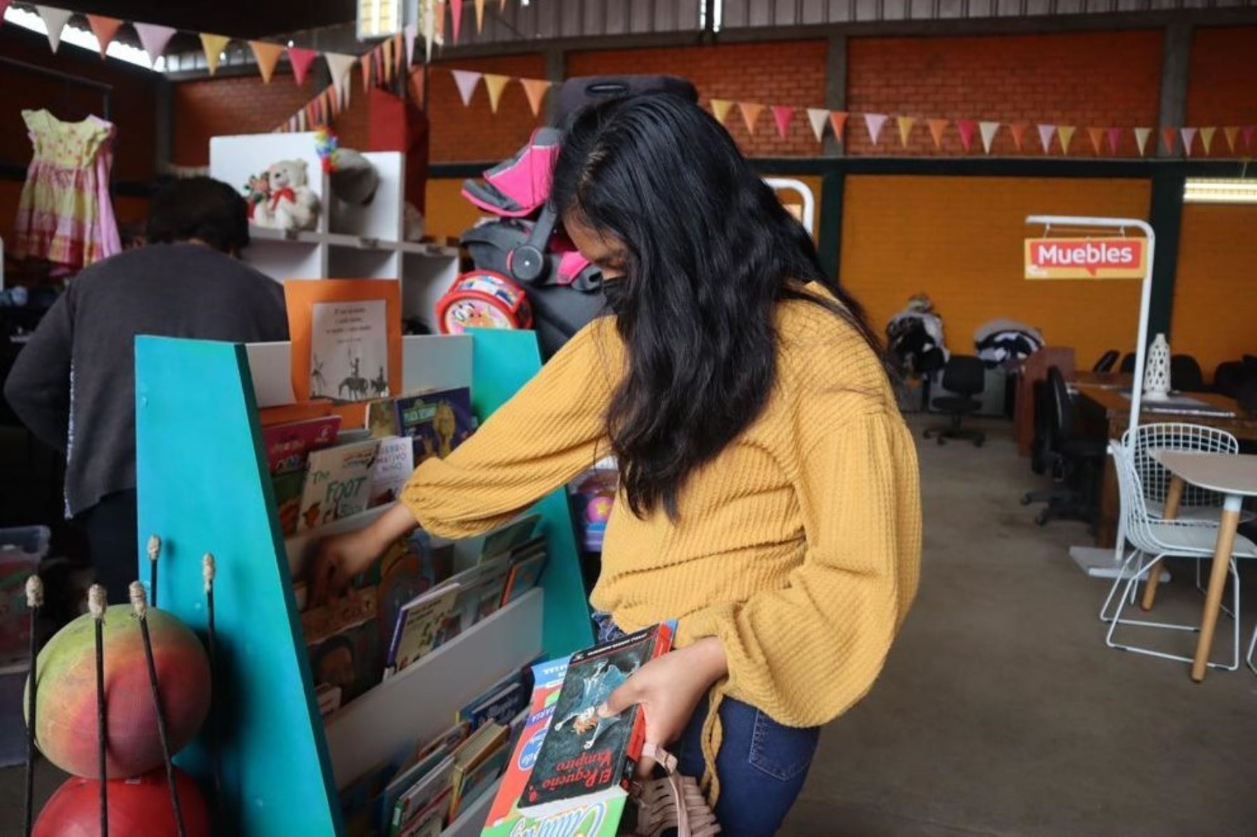 Compras en el bazar social de Recidar ubicado en Villa El Salvador, en Lima Sur. Foto: ANDINA/Difusión.