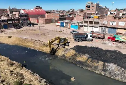 El Ministerio de Vivienda, Construcción y Saneamiento culminó 35 intervenciones preventivas de limpieza y descolmatación de ríos y quebradas en la región Puno, donde se ha retirado más de 261 mil metros cúbicos de material excedente como maleza, lodo, piedras, entre otros, lo que equivale a 17 mil 452 volquetadas.