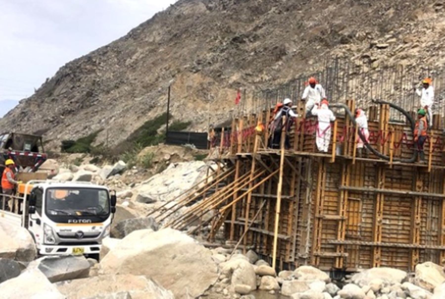 Más de 136 mil ciudadanos se beneficiarán con la reconstrucción del puente Huancar, ubicado en el distrito de Paramonga, provincia de Barranca, en la región Lima. Esta obra, que impulsa el Ministerio de Transportes y Comunicaciones, tiene un avance del 59 %.