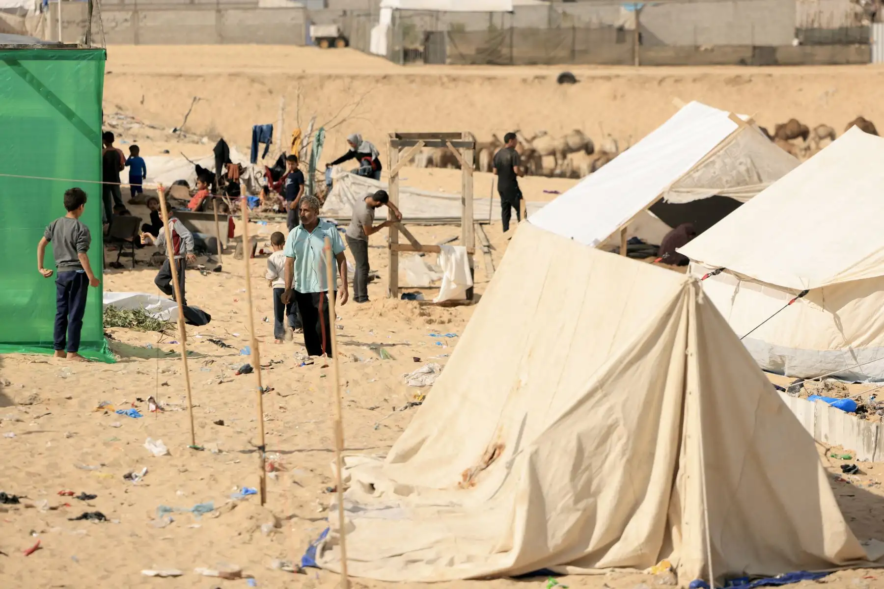 Los palestinos desplazados internos que han huido de sus hogares en el norte de la Franja de Gaza debido al intenso bombardeo militar israelí, viven en refugios improvisados ​​construidos en terreno vacío en Khan Yunis, en el sur de la Franja de Gaza, el 11 de noviembre de 2023, en medio de las batallas en curso entre Israel y el El grupo palestino Hamás. Decenas de miles de personas han huido principalmente a pie hacia el sur de Gaza en los últimos días, según la agencia de las Naciones Unidas para los refugiados palestinos (UNRWA), aproximadamente dos tercios de la población de Gaza, y casi 1,6 millones de personas han sido desplazadas internamente desde entonces. 7 de octubre, tras la guerra que estalló después de que militantes de Hamas atacaran el sur de Israel el 7 de octubre matando al menos a 1.400 personas.
Foto: AFP