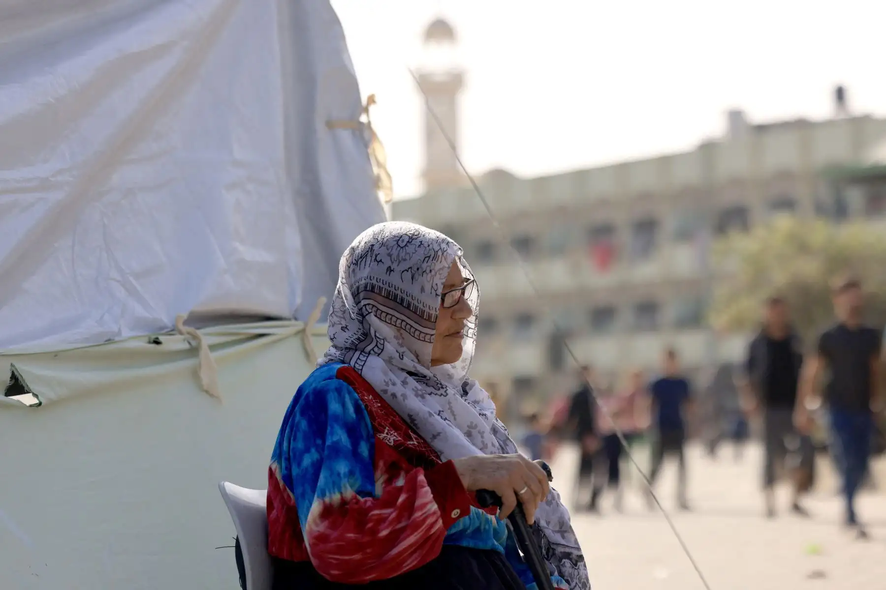 Una mujer descansa en una silla colocada fuera de una tienda de campaña mientras las familias palestinas desplazadas internamente que han huido del norte de la Franja de Gaza debido al intenso bombardeo militar israelí se refugian en los terrenos de una escuela pública en Khan Yunis, en el sur de la Franja de Gaza, el 11 de noviembre de 2023.
Foto: AFP