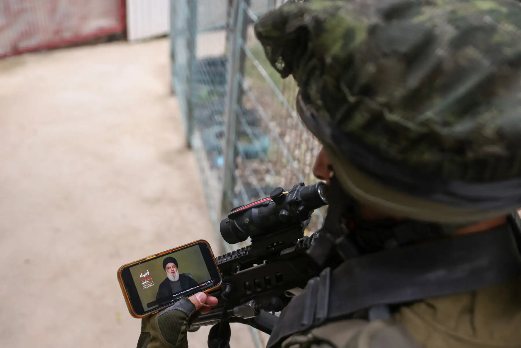 Un soldado israelí observa un discurso televisado del líder del movimiento chiita Hezbolá, Hassan Nasrallah, cerca de la frontera de Israel con el Líbano el 11,2023 de noviembre, en medio de crecientes tensiones transfronterizas entre Hezbolá e Israel mientras continúan los combates en el sur con militantes de Hamas en la Franja de Gaza.

Foto: AFP