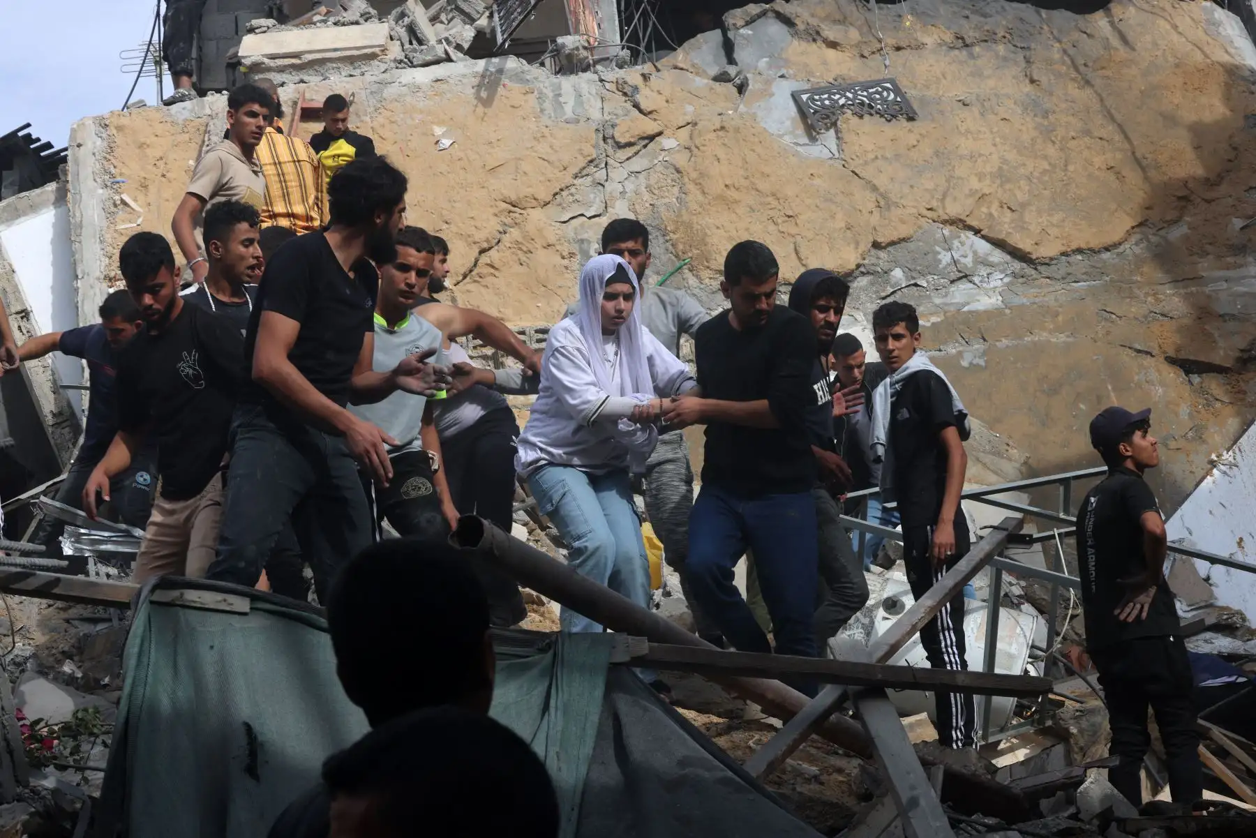 Una mujer es ayudada a bajar de un edificio destruido durante el bombardeo israelí en Rafah, en el sur de la Franja de Gaza, el 11 de noviembre de 2023, mientras continúan las batallas entre Israel y el movimiento palestino Hamas.

Foto: AFP