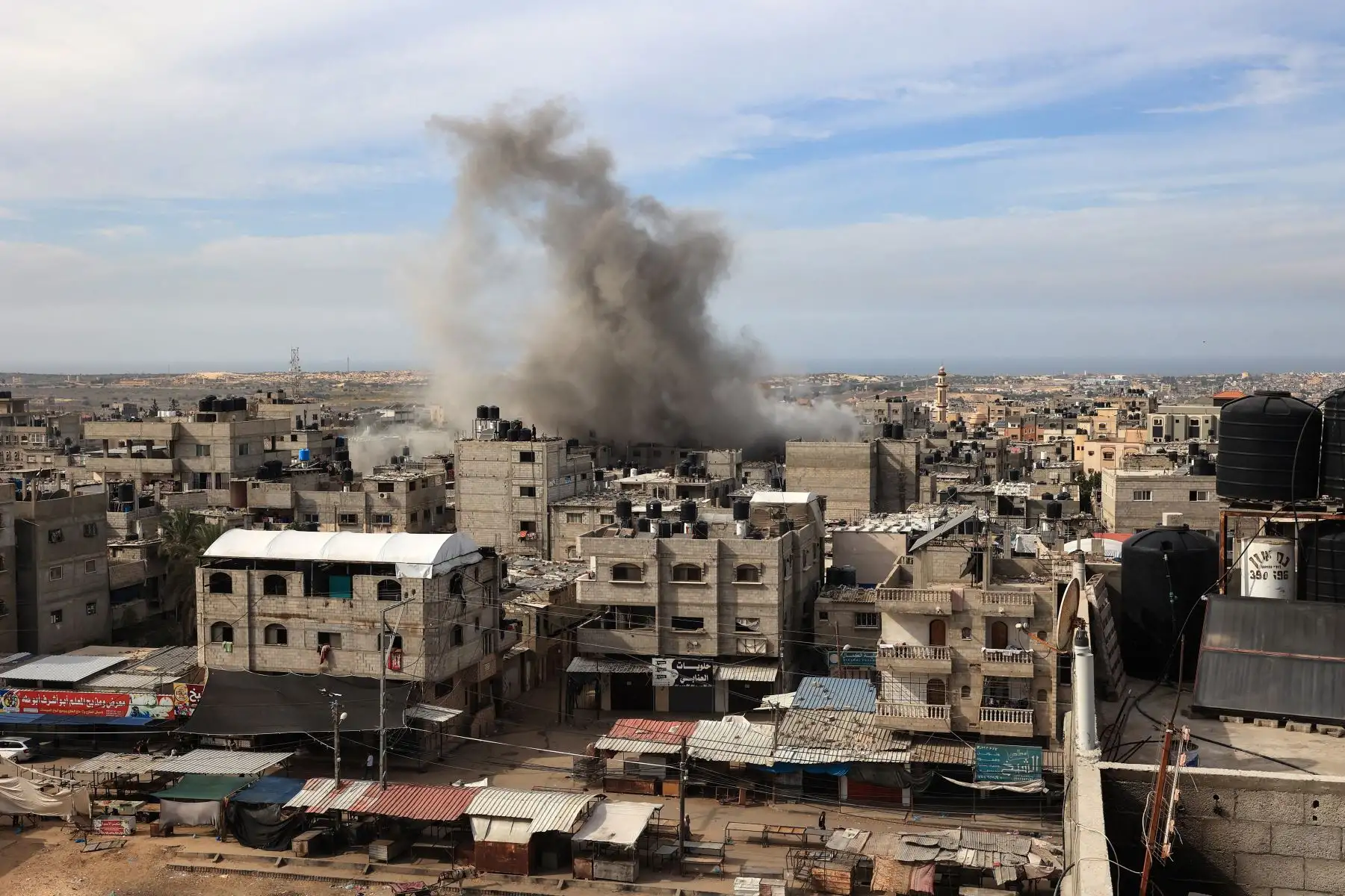 El humo se eleva sobre las casas durante el bombardeo israelí en Rafah, en el sur de la Franja de Gaza, el 11 de noviembre de 2023, mientras continúan las batallas entre Israel y el movimiento palestino Hamás.
Foto: AFP