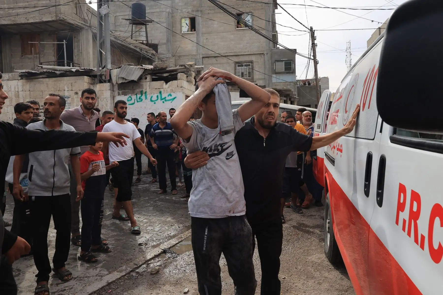Un hombre herido es llevado a una ambulancia tras el bombardeo israelí en Rafah, en el sur de la Franja de Gaza, el 11 de noviembre de 2023, mientras continúan las batallas entre Israel y el movimiento palestino Hamás.
Foto: AFP