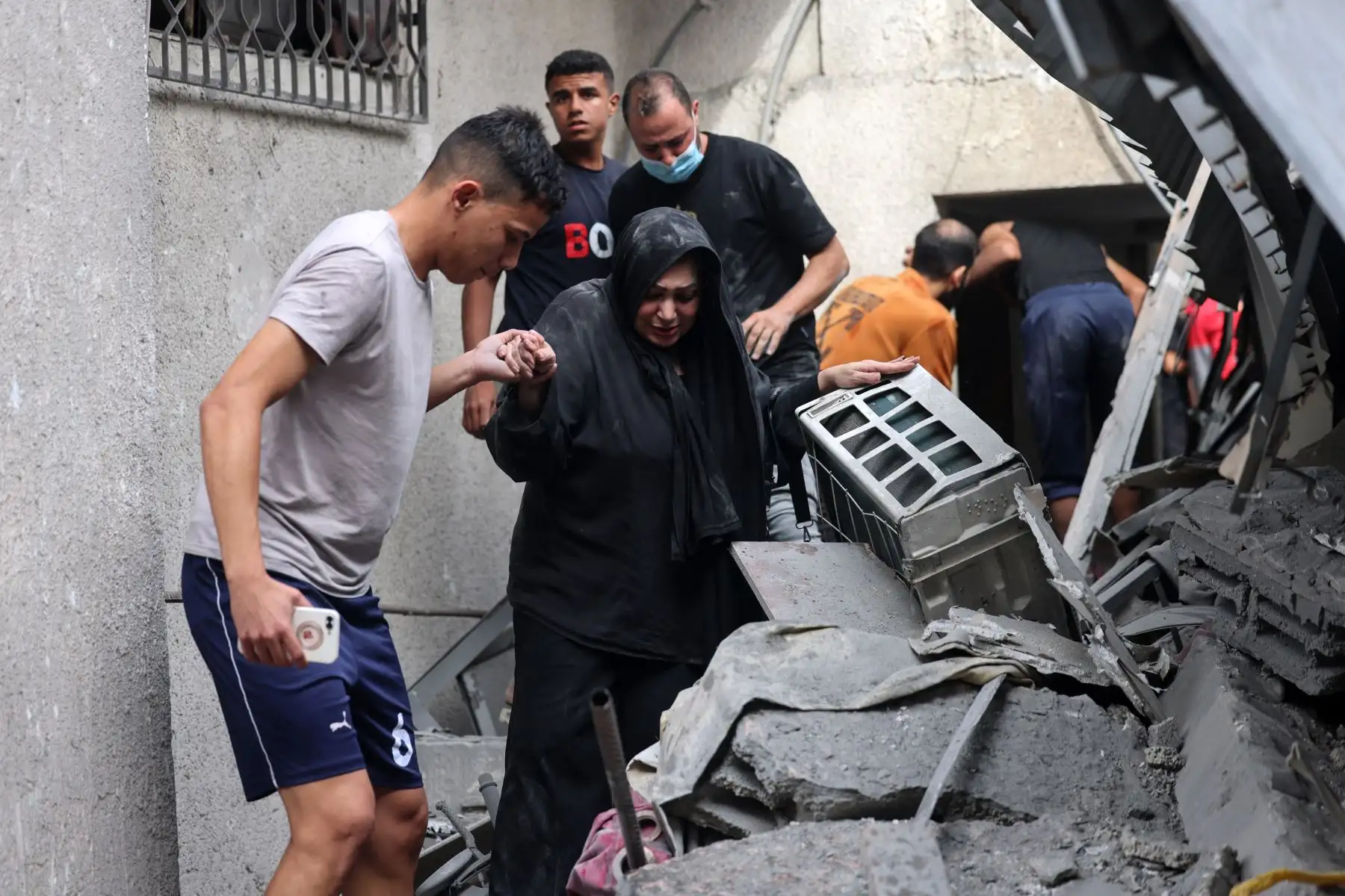 Un joven ayuda a una mujer a evacuar un edificio alcanzado por los bombardeos israelíes en Rafah, en el sur de la Franja de Gaza, el 11 de noviembre de 2023, mientras continúan las batallas entre Israel y el movimiento palestino Hamás.
Foto: AFP