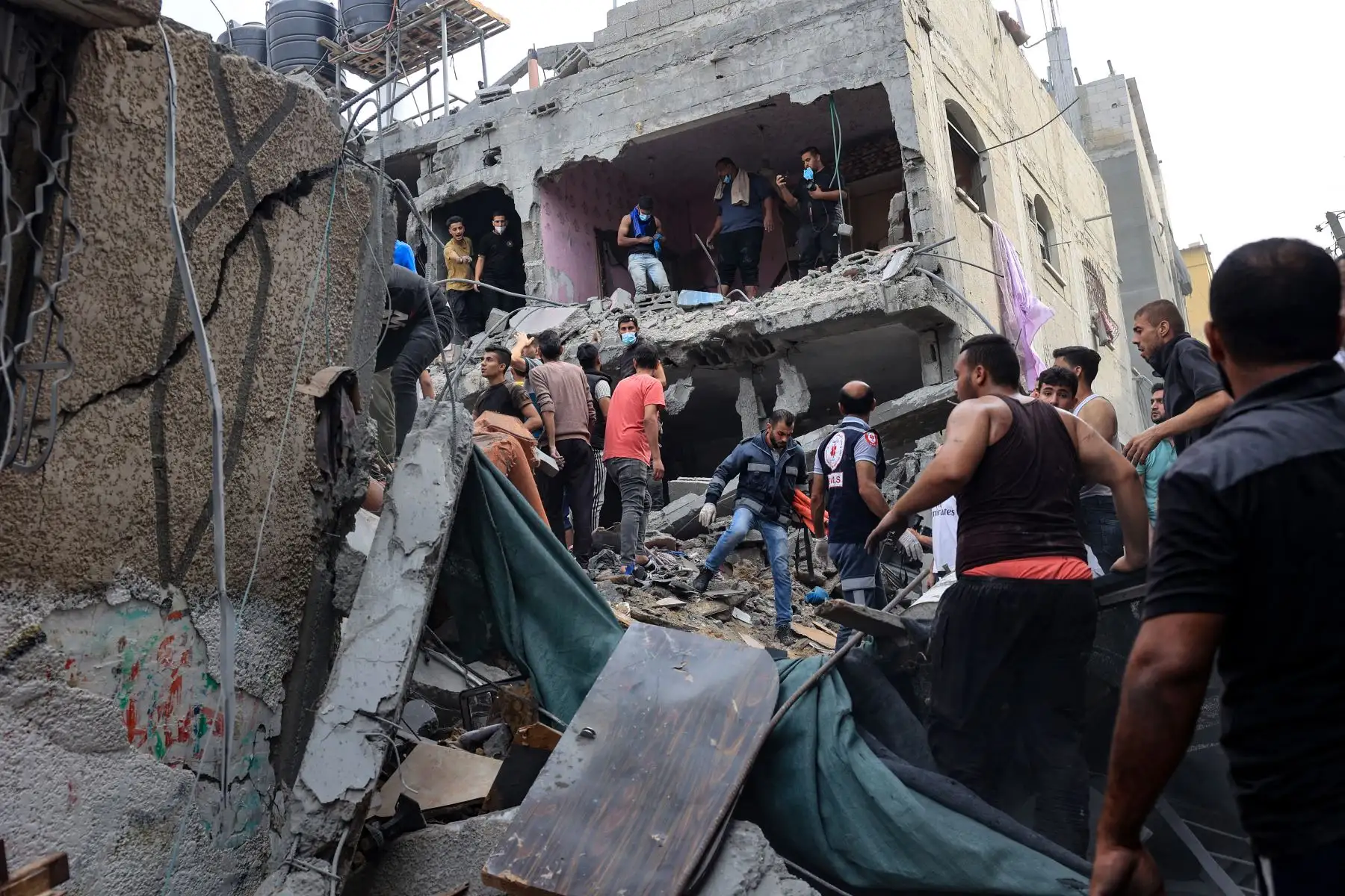 La gente busca víctimas en un edificio alcanzado por un bombardeo israelí en Rafah, en el sur de la Franja de Gaza, el 11 de noviembre de 2023, mientras continúan las batallas entre Israel y el movimiento palestino Hamás.
Foto: AFP