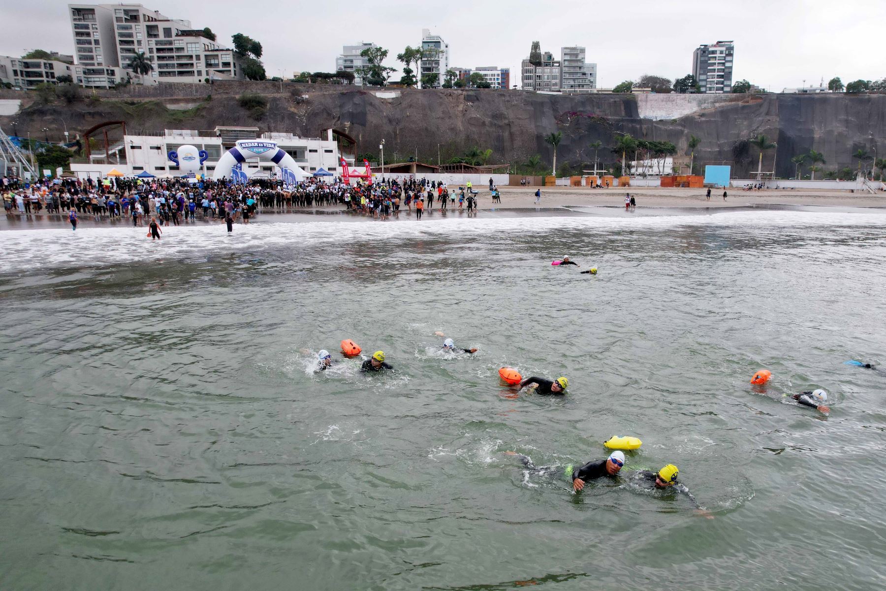 Nadadores con discapacidad visual de la comunidad de voluntarios Patas de Rana de Lima participaron en la segunda edición de la Copa Nadar es Vida 2023, en la playa Agua Dulce, en Chorrillos. Fotos: ANDINA/Ricardo Cuba