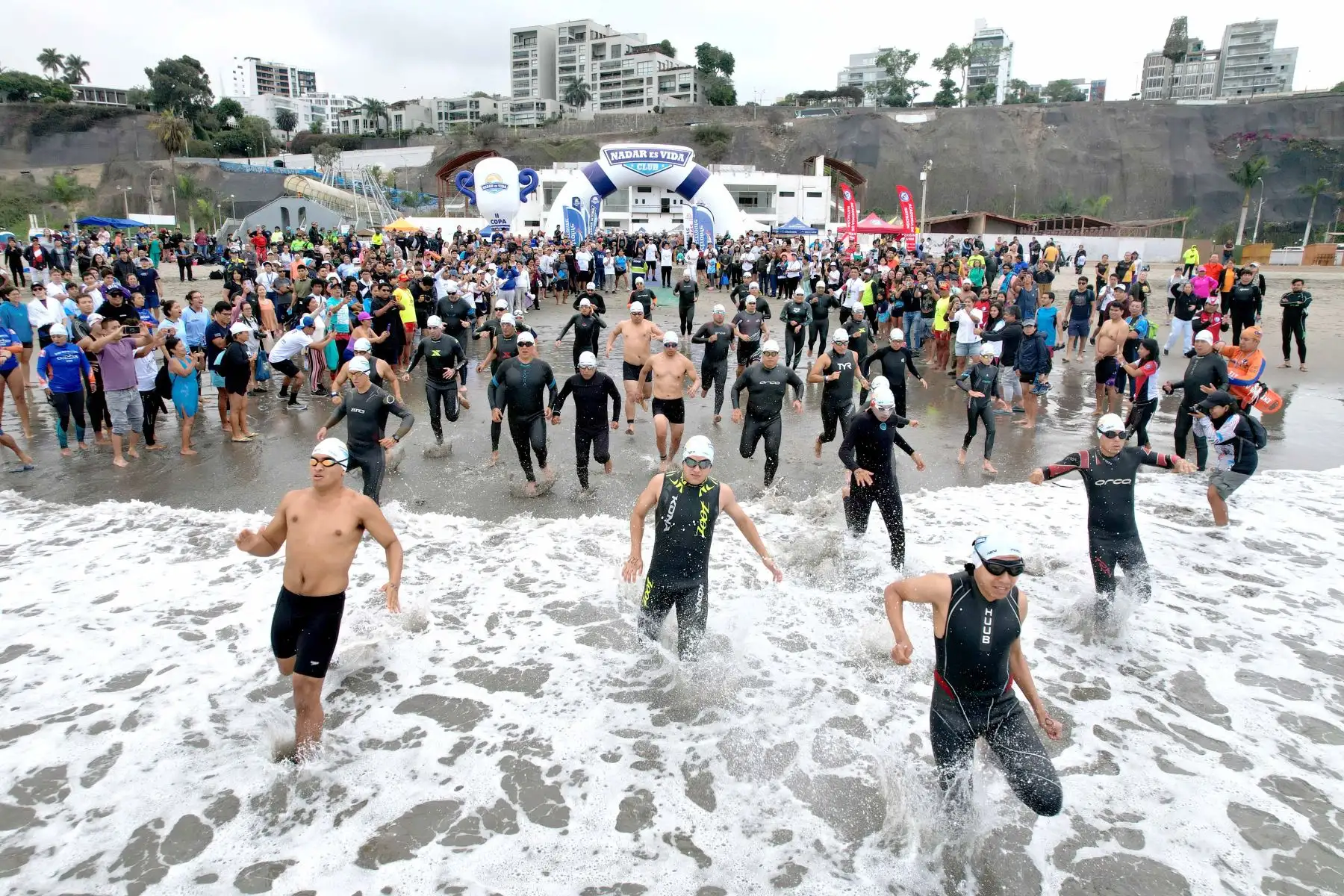 Municipalidad de Chorrillos y la Escuela de Natación en Aguas Abiertas
organizan el torneo deportivo acuático   " Nadar es Vida " , en playa Agua Dulce en Chorrillos.
Foto: ANDINA/Ricardo Cuba