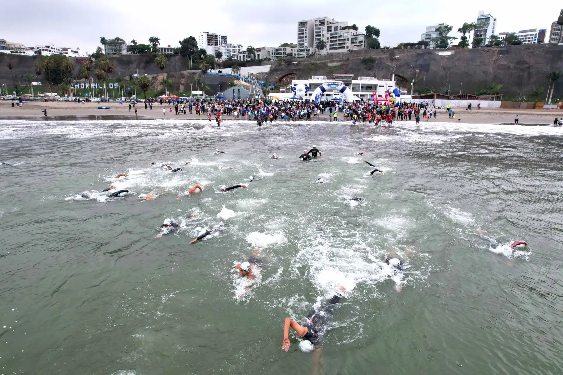 Municipalidad de Chorrillos y la Escuela de Natación en Aguas Abiertas
organizan el torneo deportivo acuático   " Nadar es Vida " , en playa Agua Dulce en Chorrillos.
Foto: ANDINA/Ricardo Cuba