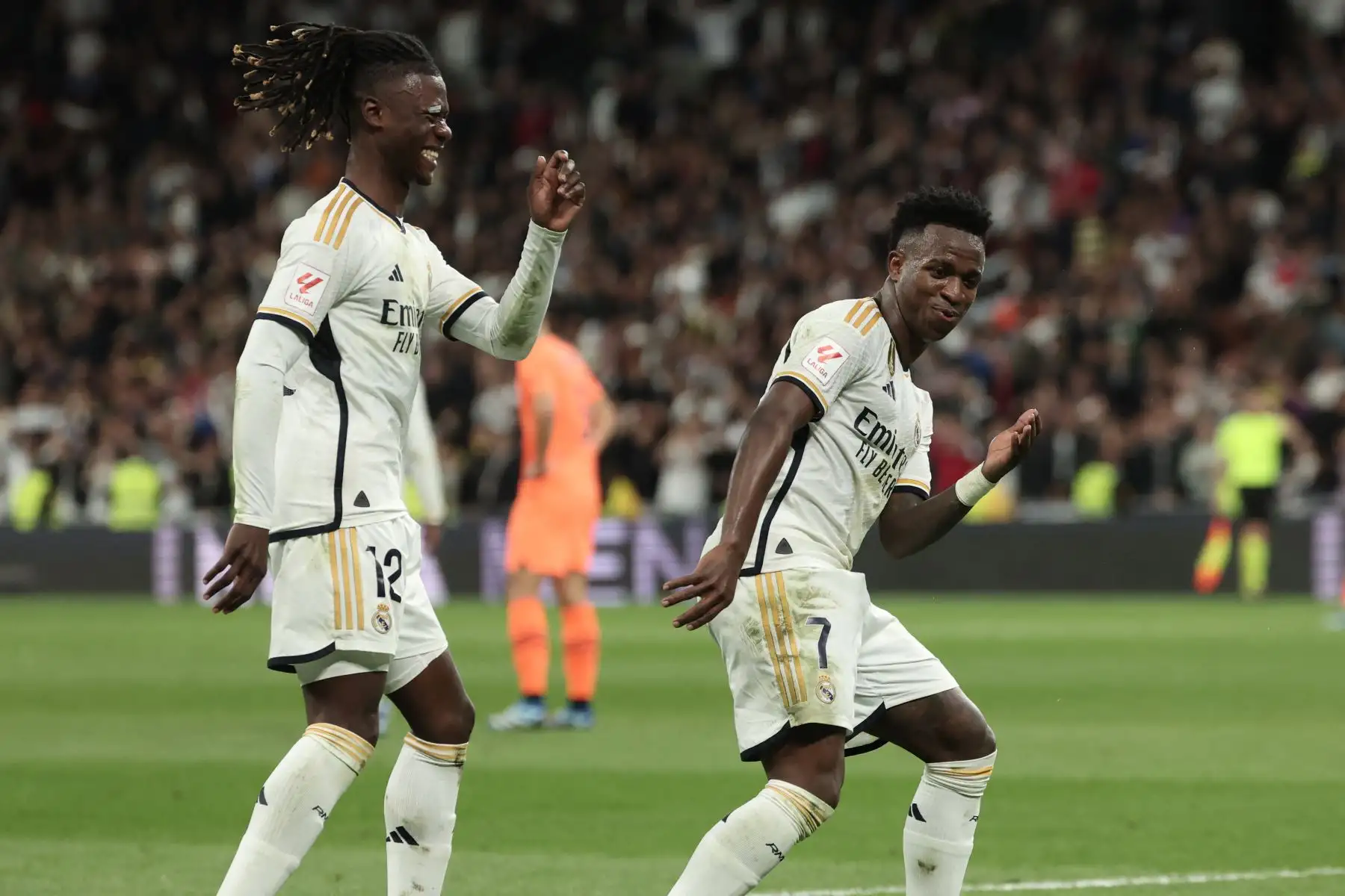 El delantero brasileño del Real Madrid,  Vinicius Junior celebra con el mediocampista francés del Real Madrid, Eduardo Camavinga después de marcar el segundo gol de su equipo durante el partido de fútbol de la liga española entre el Real Madrid CF y el Valencia CF en el estadio Santiago Bernabeu de Madrid.
Foto: AFP