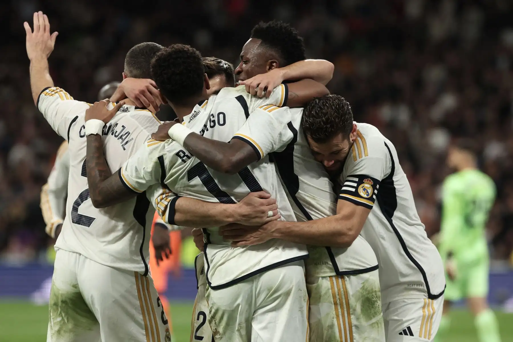 El delantero brasileño del Real Madrid , Vinicius Junior  celebra con sus compañeros después de marcar el segundo gol de su equipo durante el partido de fútbol de la liga española entre el Real Madrid CF y el Valencia CF en el estadio Santiago Bernabeu de Madrid.
Foto: AFP