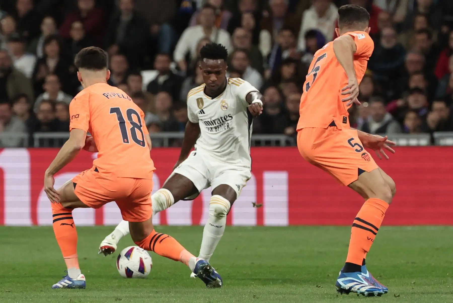 El delantero brasileño del Real Madrid, Vinicius Junior es desafiado por el centrocampista español del Valencia #18 José Luis García Vaya 