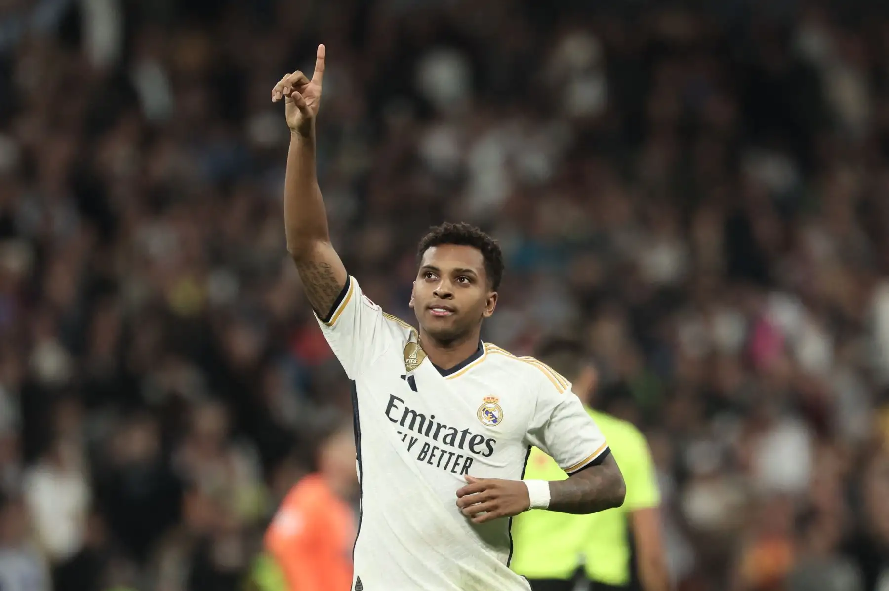 El delantero brasileño del Real Madrid, Rodrygo, celebra marcar el cuarto gol de su equipo durante el partido de fútbol de la liga española entre el Real Madrid CF y el Valencia CF en el estadio Santiago Bernabeu de Madrid.
Foto: AFP