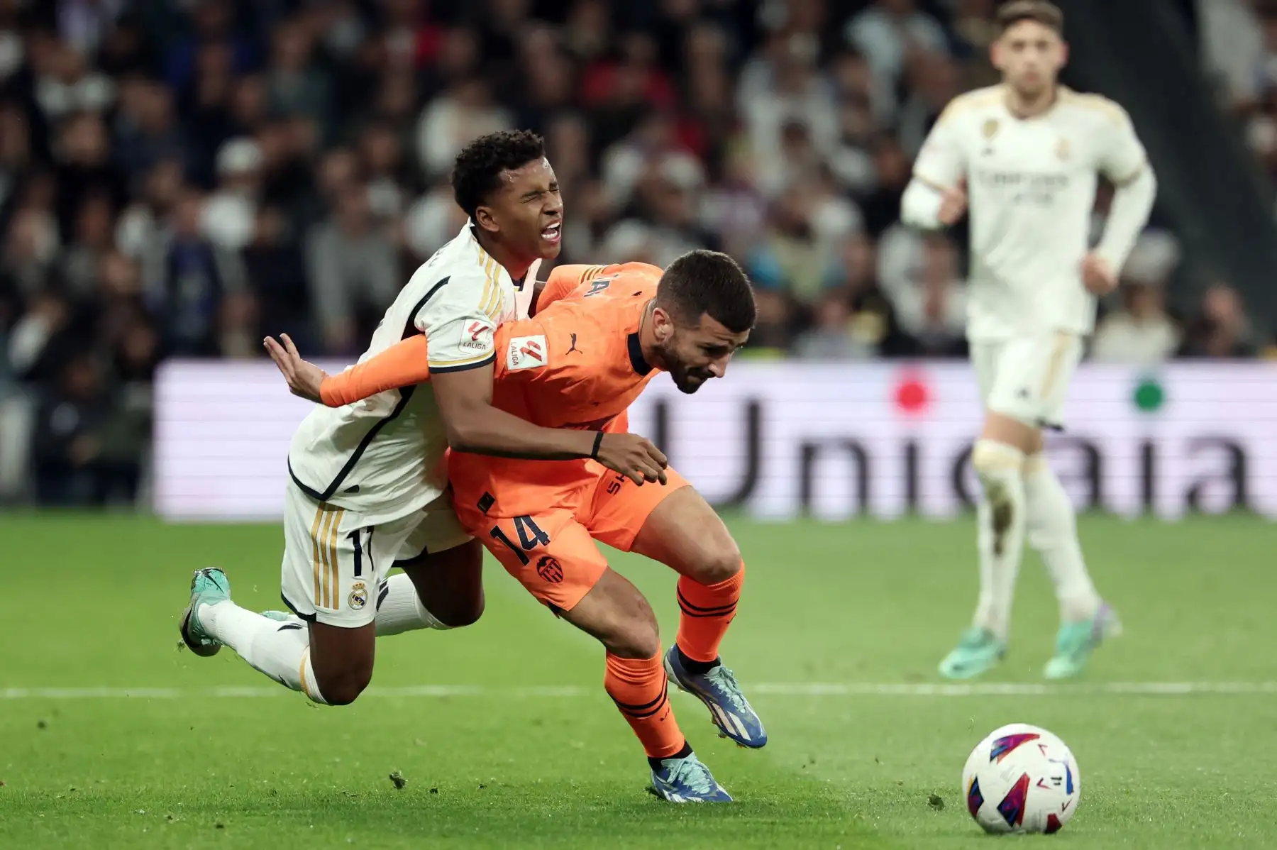 El delantero brasileño del Real Madrid,  Rodrygo choca con el defensor español del Valencia , José Gaya durante el partido de fútbol de la liga española entre el Real Madrid CF y el Valencia CF en el estadio Santiago Bernabeu de Madrid.
Foto: AFP