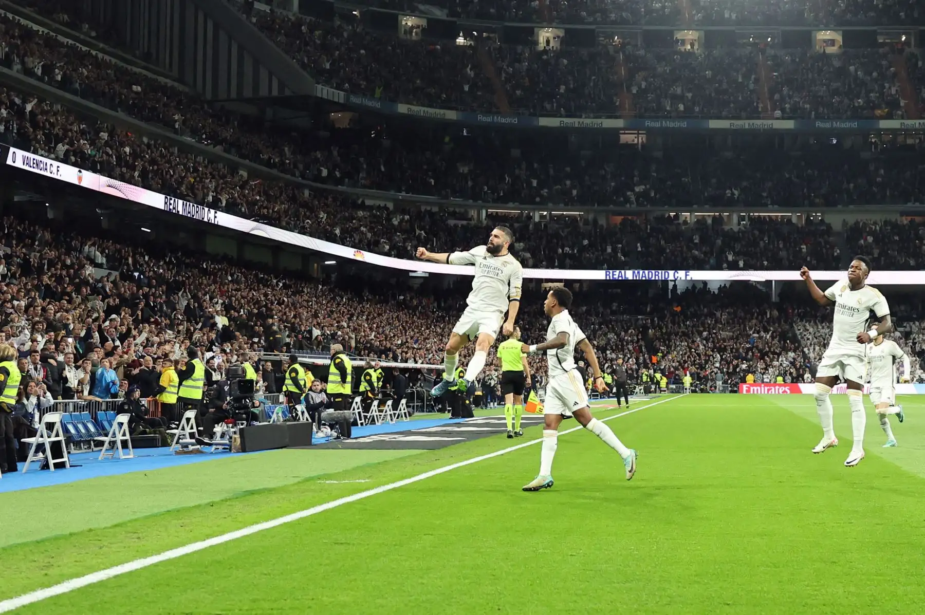 El defensa español del Real Madrid,  Dani Carvajal celebra marcar el gol inicial durante el partido de fútbol de la liga española entre el Real Madrid CF y el Valencia CF en el estadio Santiago Bernabeu de Madrid.
Foto: AFP