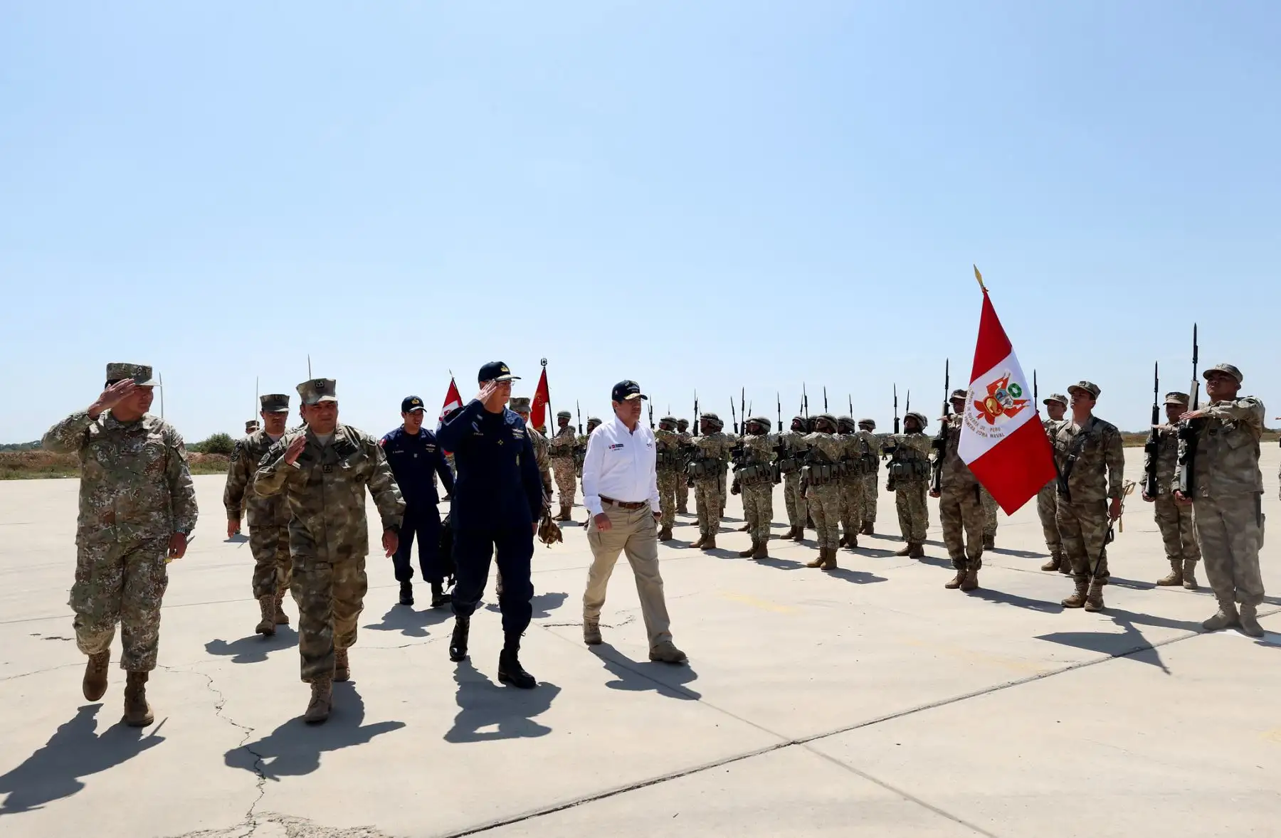 El ministro llegó a esta localidad junto con el comandante general de la Marina, Almirante Luis Polar Figari, y por los comandantes de Operaciones del Pacífico, Vicealmirante Federico Bravo de Rueda; de la Primera Zona Naval, Contralmirante César del Álamo Carrillo, y de la Segunda Zona Naval, Contralmirante Oscar  Oliva Angulo, así como del alcalde de Amotape, Alejandro Peña Castro.
Foto: MINDEF