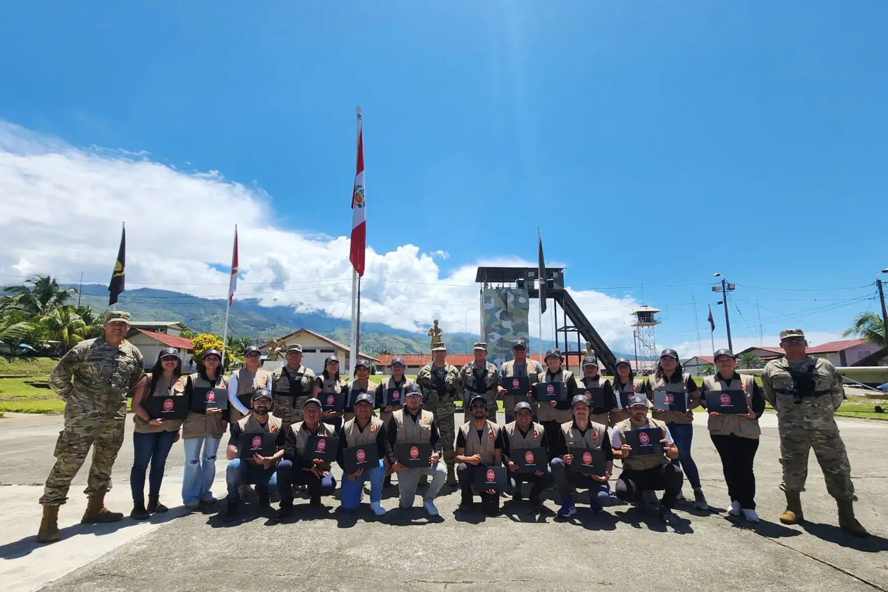 Con gran satisfacción, un grupo de 20 periodistas de diferentes medios de comunicación nacional culminaron el “Curso de Corresponsal de Defensa 2023”, organizado por el Comando Conjunto de las FF.AA.
Foto: @CCFFAA_PERU