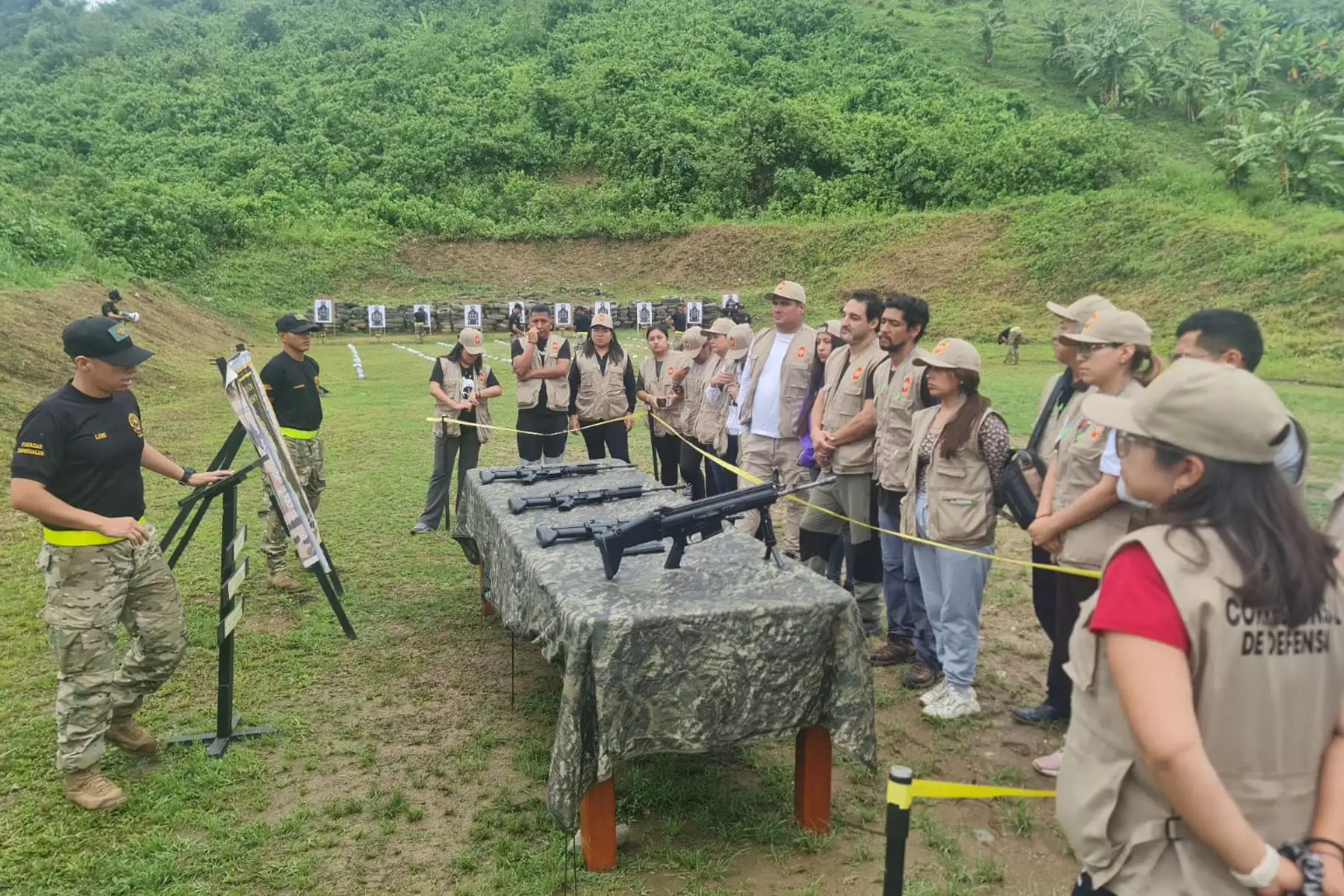 En el campo de instrucción de la Compañía Especial de Comandos Lince N° 2 en Pichari, los participantes del “Curso de Corresponsal de Defensa” fueron instruidos sobre el conocimiento básico de las armas, así como de su empleo en acciones y operaciones militares.
Foto: @CCFFAA_PERU