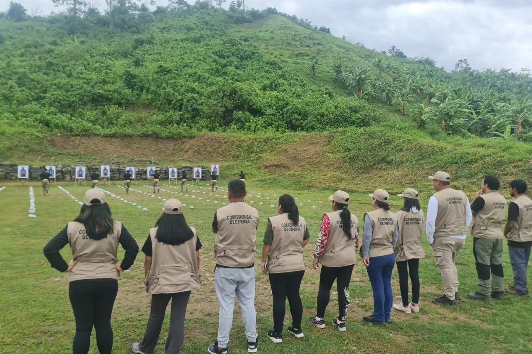 En el campo de instrucción de la Compañía Especial de Comandos Lince N° 2 en Pichari, los participantes del “Curso de Corresponsal de Defensa” fueron instruidos sobre el conocimiento básico de las armas, así como de su empleo en acciones y operaciones militares.
Foto: @CCFFAA_PERU