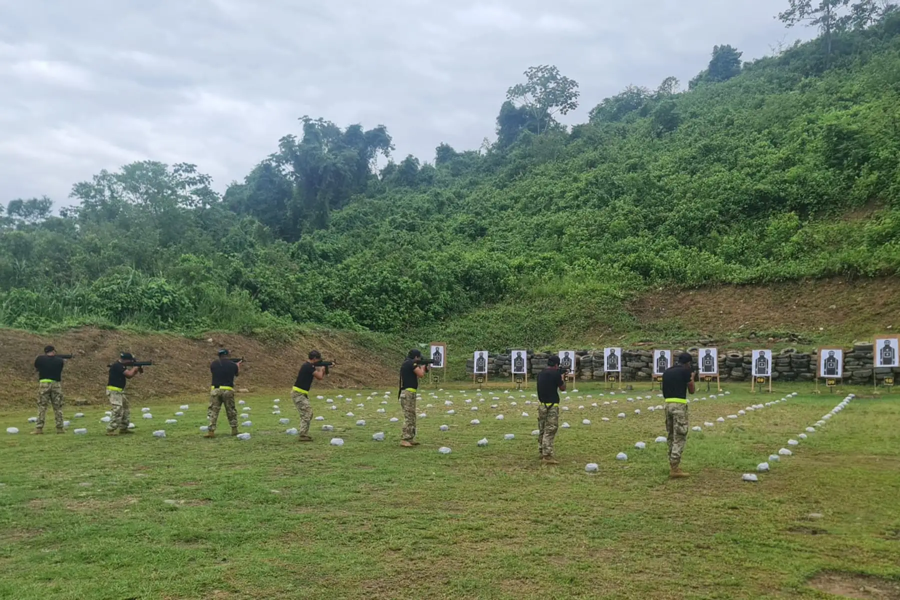 En el campo de instrucción de la Compañía Especial de Comandos Lince N° 2 en Pichari, los participantes del “Curso de Corresponsal de Defensa” fueron instruidos sobre el conocimiento básico de las armas, así como de su empleo en acciones y operaciones militares.
Foto: @CCFFAA_PERU