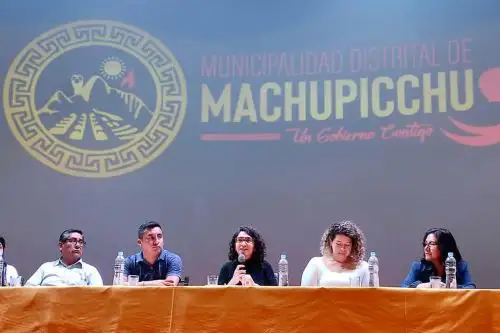 Ministra de Cultura, Leslie Urteaga, junto a representantes de Machupicchu Pueblo. ANDINA/Difusión