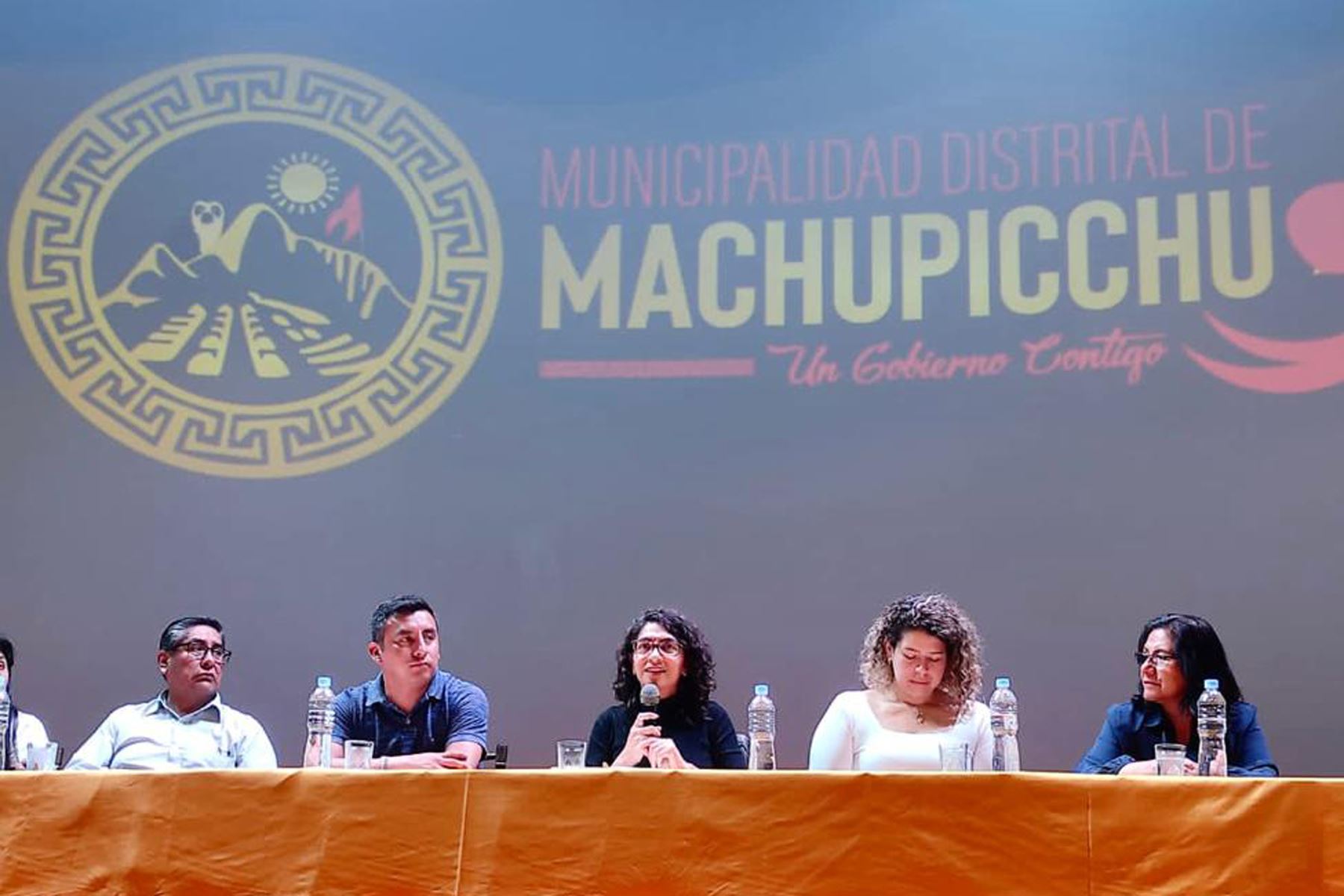 Ministra de Cultura, Leslie Urteaga, junto a representantes de Machupicchu Pueblo. ANDINA/Difusión