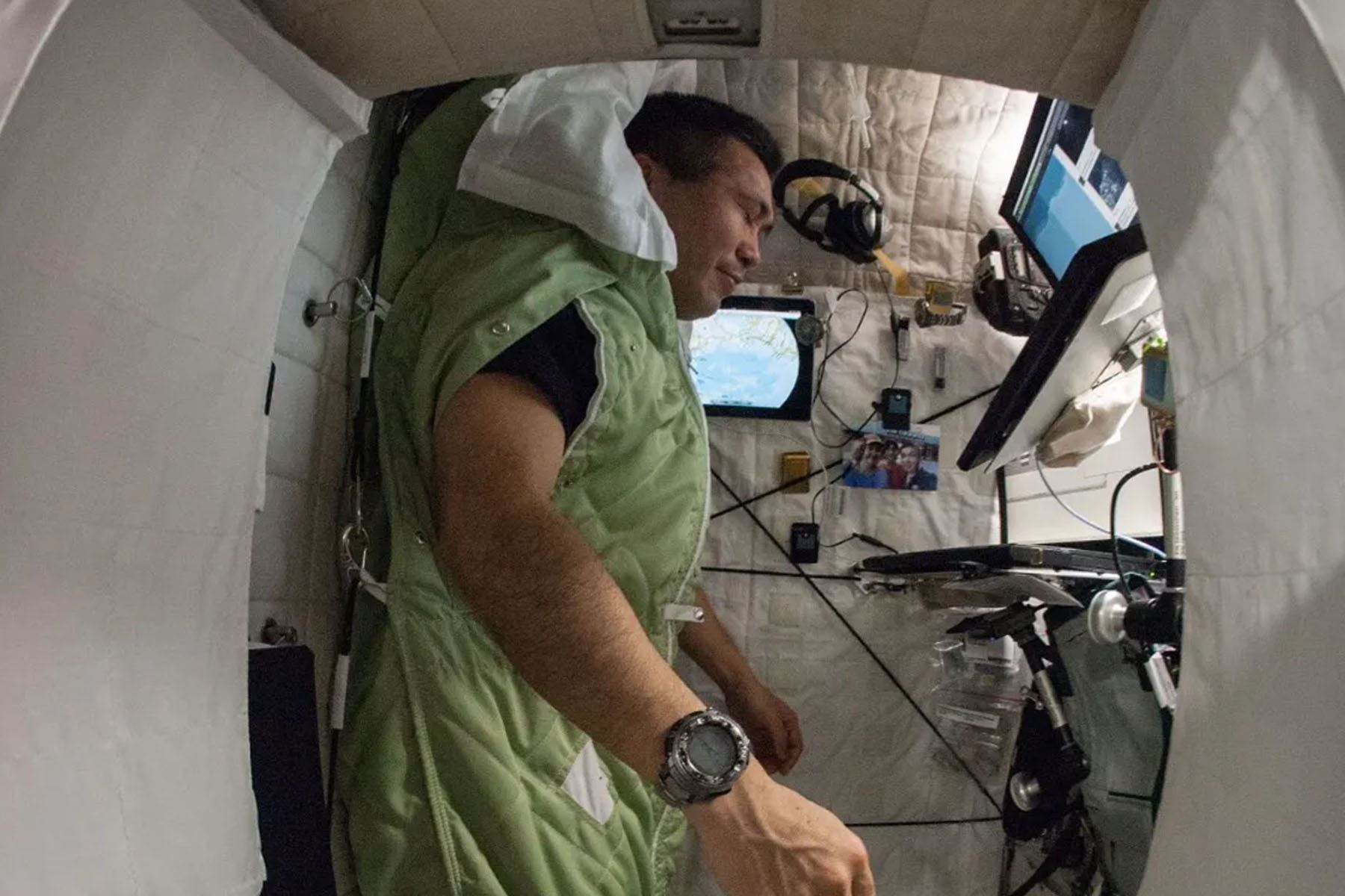 Los desajustes del ritmo circadiano y la falta de sueño ocurren durante los vuelos espaciales de corta y larga duración, y pueden ser causantes de errores importantes inducidos por el cansancio y la carencia de horas de sueño a largo plazo. Foto: NASA