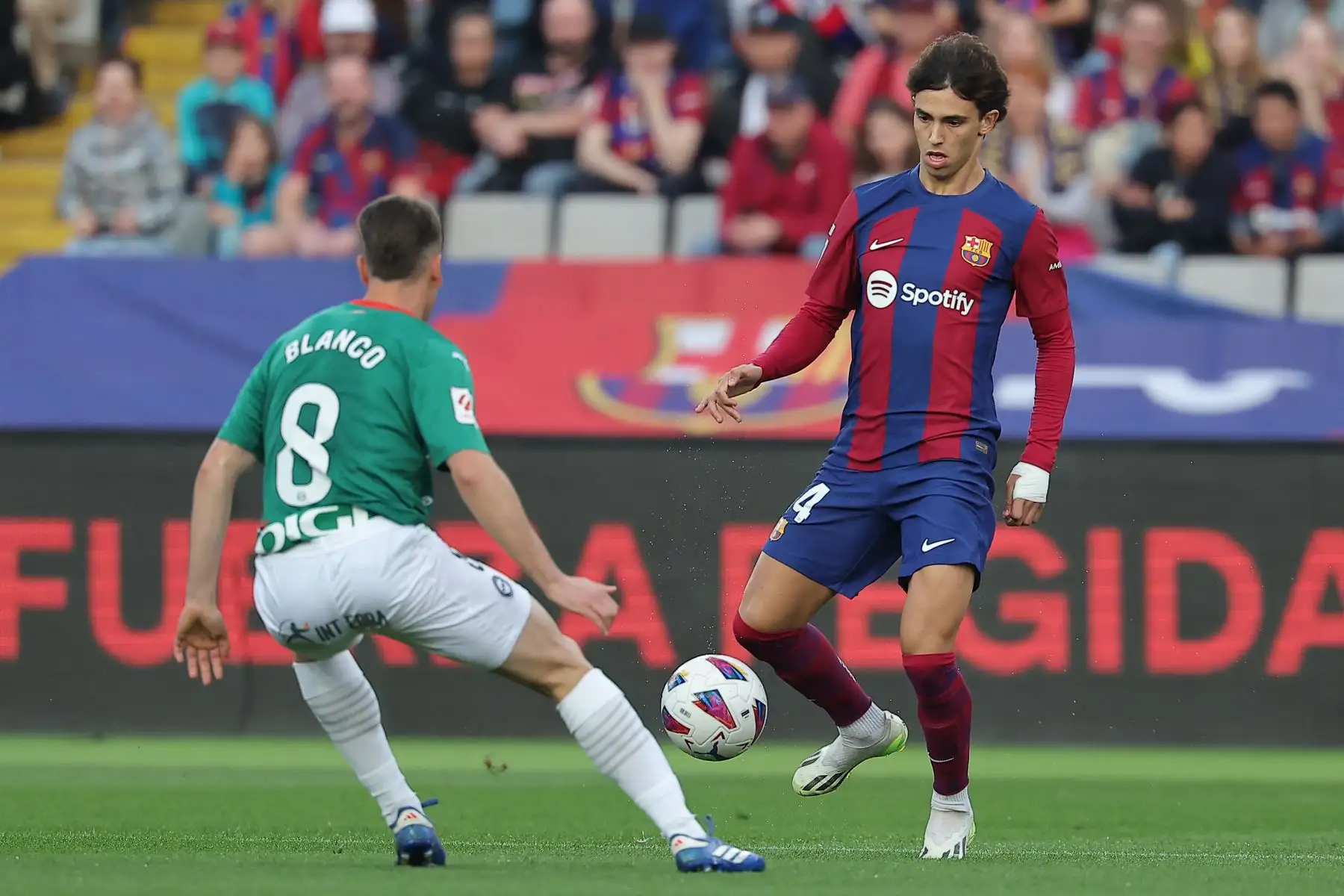 El delantero portugués del Barcelona, Joao Félix compite con el defensa español,  Antonio Blanco durante el partido de fútbol de la liga española entre el FC Barcelona y el Deportivo Alavés en el Estadi Olimpic Lluis Companys de Barcelona.
Foto: AFP