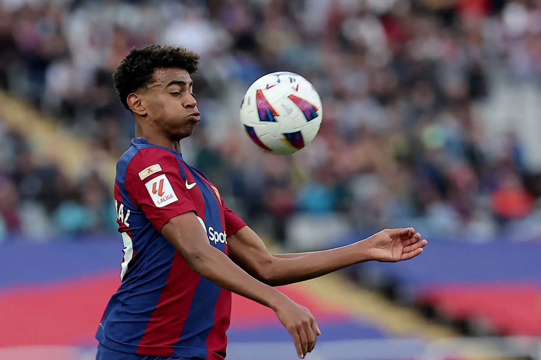 El delantero español del Barcelona, Lamine Yamal controla el balón durante el partido de fútbol de la liga española entre el FC Barcelona y el Deportivo Alavés en el Estadi Olimpic Lluis Companys de Barcelona.
Foto: AFP