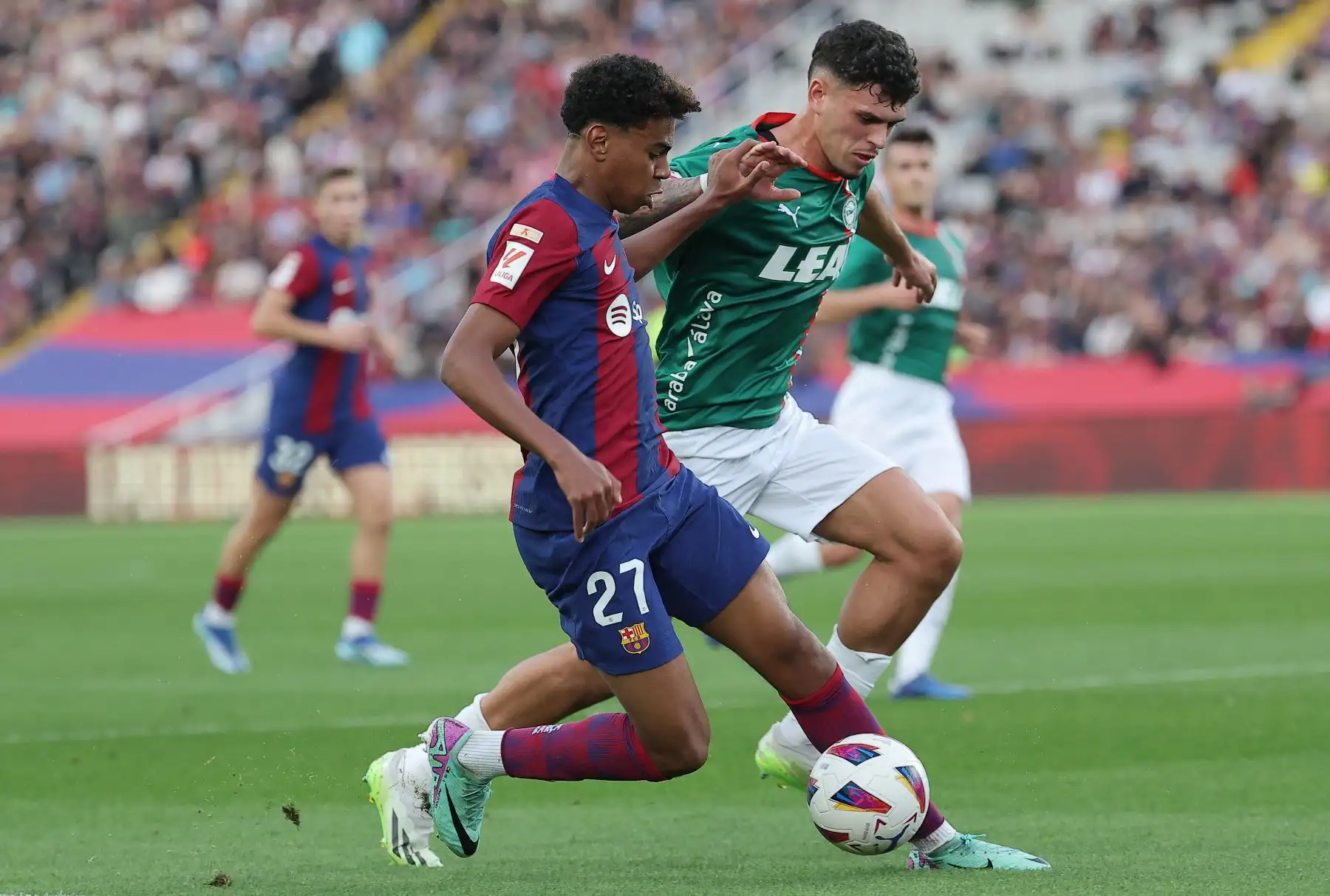 El delantero español del Barcelona, Lamine Yamal compite con el defensa español del Alavés, Javi López durante el partido de fútbol de la liga española entre el FC Barcelona y el Deportivo Alavés en el Estadi Olimpic Lluis Companys de Barcelona.
Foto: AFP