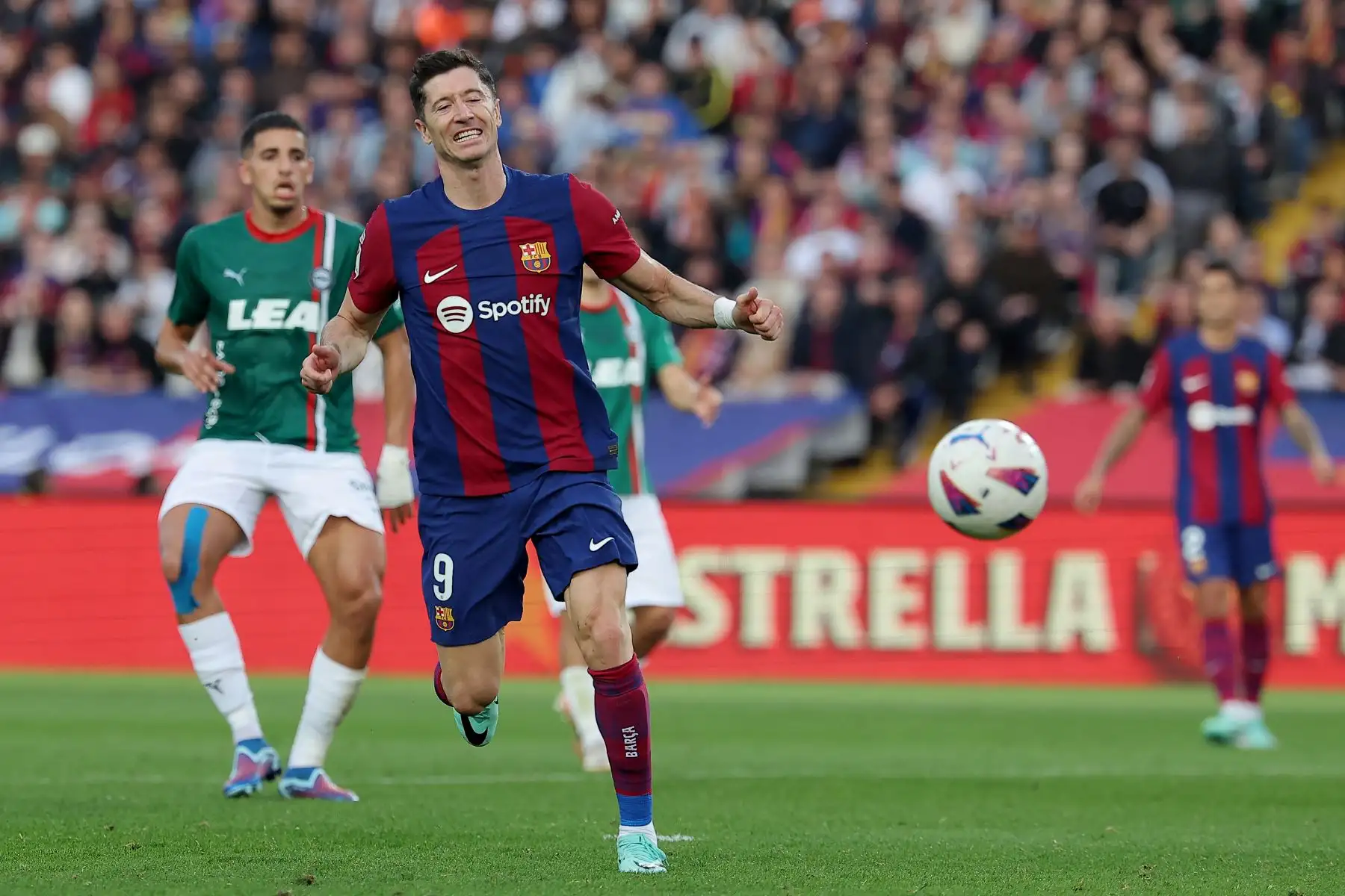 El delantero polaco del Barcelona, ​​Robert Lewandowski, corre con el balón durante el partido de fútbol de la liga española entre el FC Barcelona y el Deportivo Alavés en el Estadi Olimpic Lluis Companys de Barcelona.
Foto: AFP