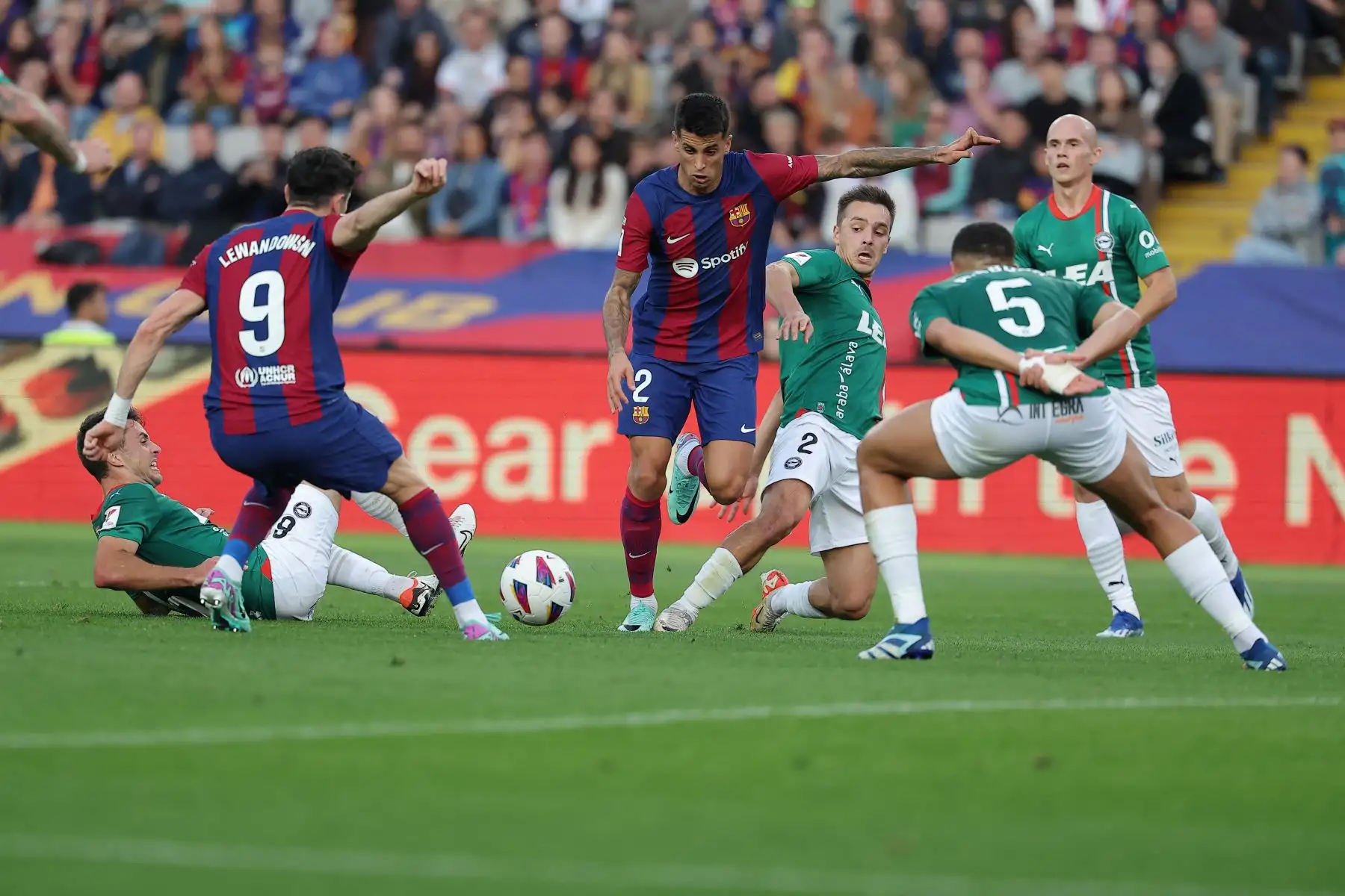 El defensor portugués del Barcelona,  Joao Cancelo compite con el defensor español del Alavés , Andoni Gorosabel durante el partido de fútbol de la liga española entre el FC Barcelona y el Deportivo Alavés en el Estadi Olimpic Lluis Companys de Barcelona.
Foto: AFP