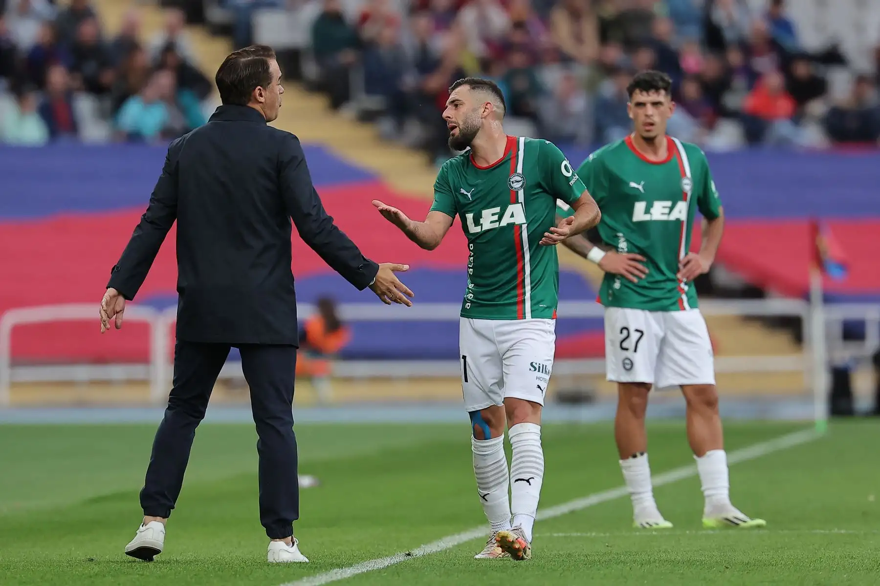 El entrenador español del Alavés, Luis García Plaza, habla con el delantero español del Alavés, Luis Rioja, durante el partido de fútbol de la liga española entre el FC Barcelona y el Deportivo Alavés en el Estadi Olimpic Lluis Companys de Barcelona.
Foto: AFP