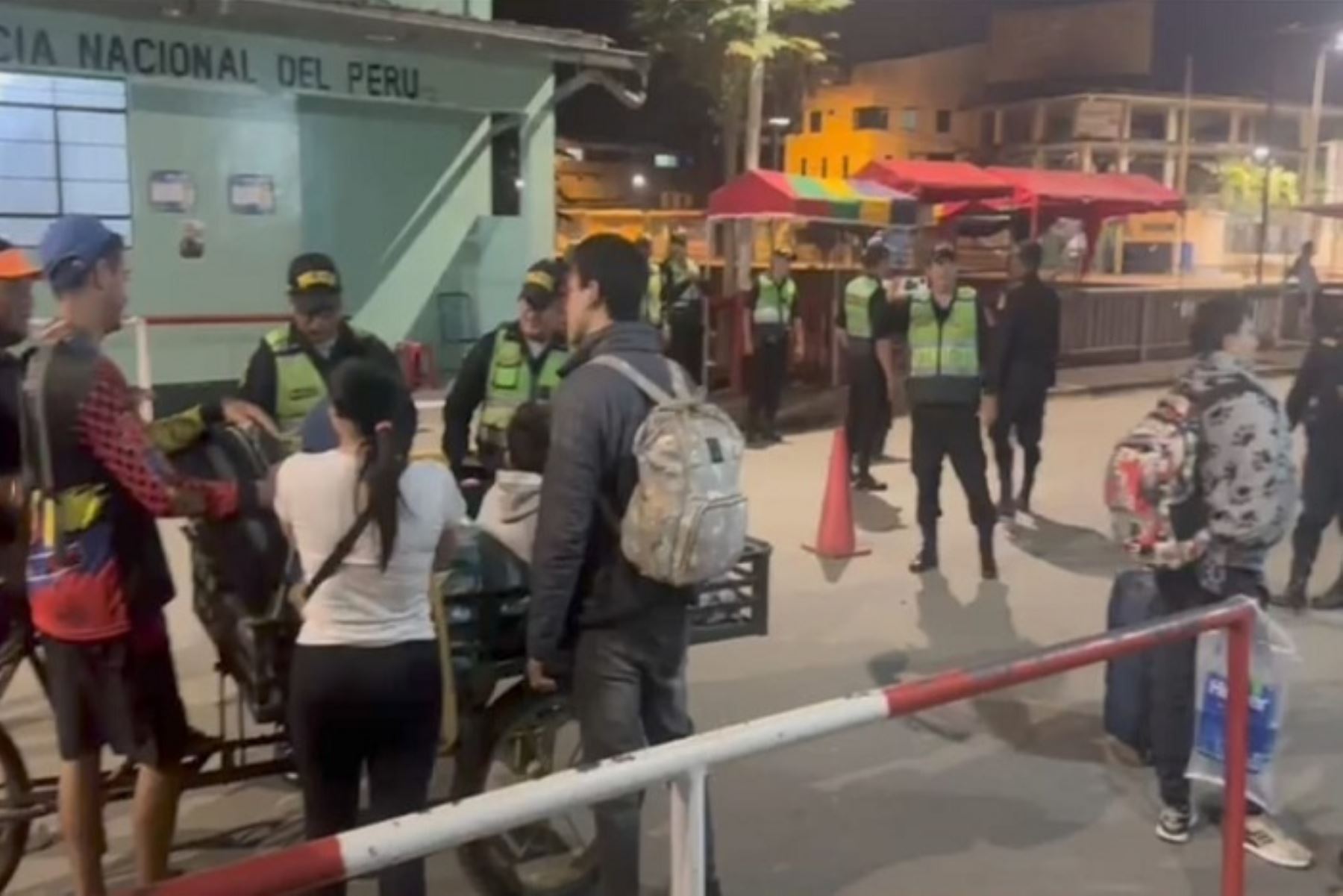 El mayor número de ciudadanos venezolanos que ha cruzado la frontera con rumbo a Ecuador lo ha hecho de noche. ANDINA/Difusión