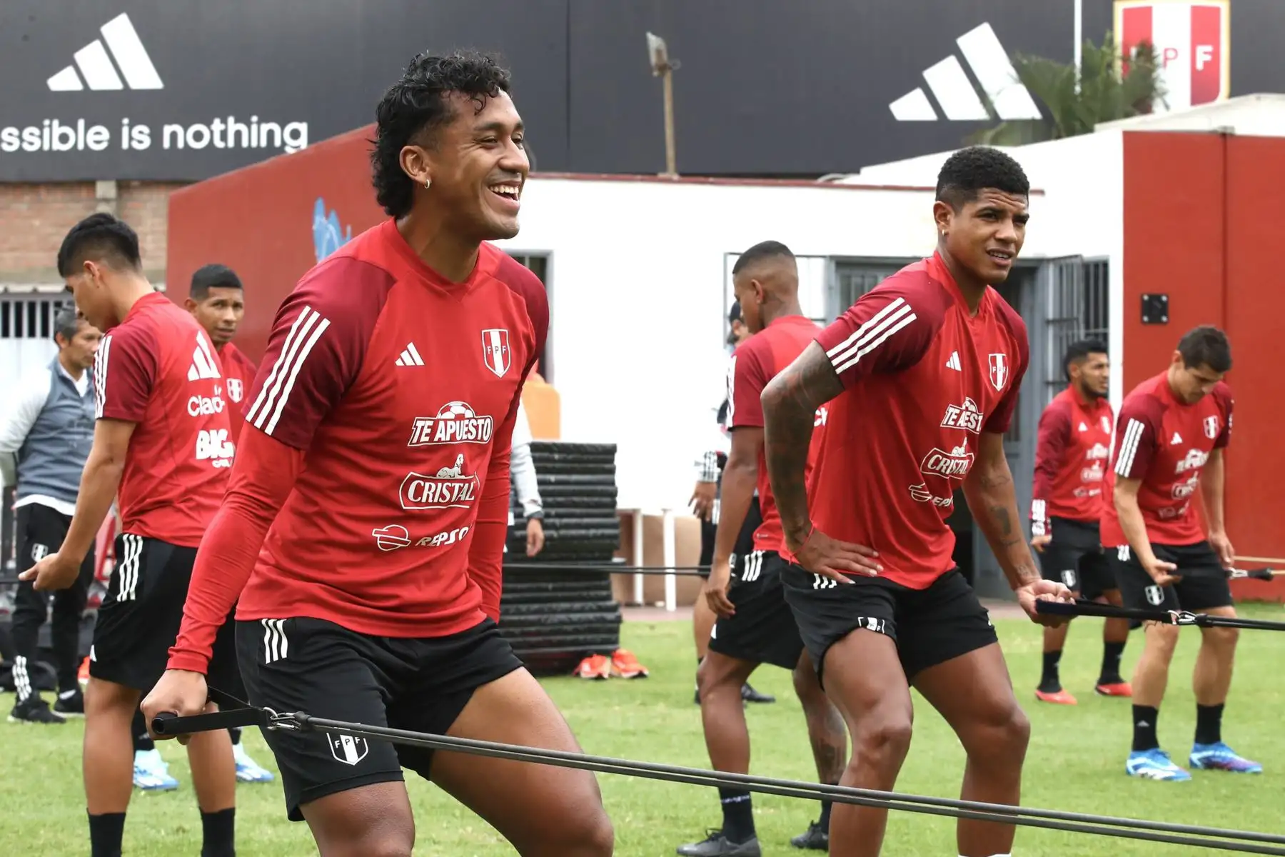 La Selección Peruana de Fútbol comenzó a trabajar con intensidad con miras a sus partidos ante Bolivia (jueves 16) y Venezuela (martes 21).
En la imagen, Renato Tapia.
Foto: Selección Peruana