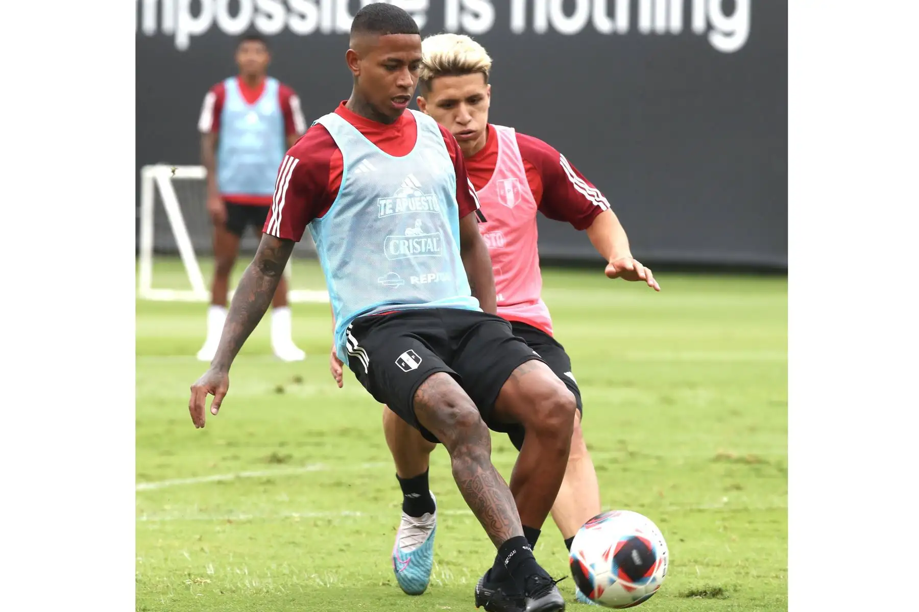 La Selección Peruana de Fútbol comenzó a trabajar con intensidad con miras a sus partidos ante Bolivia (jueves 16) y Venezuela (martes 21).
En la imagen, Renato Tapia.
Foto: Selección Peruana