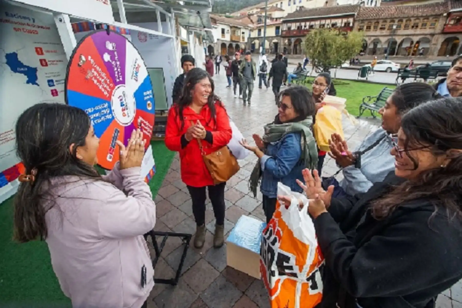 Padres, abuelos, niños aprenden, de forma lúdica, la necesidad de construir un país igualitario y libre de discriminación.