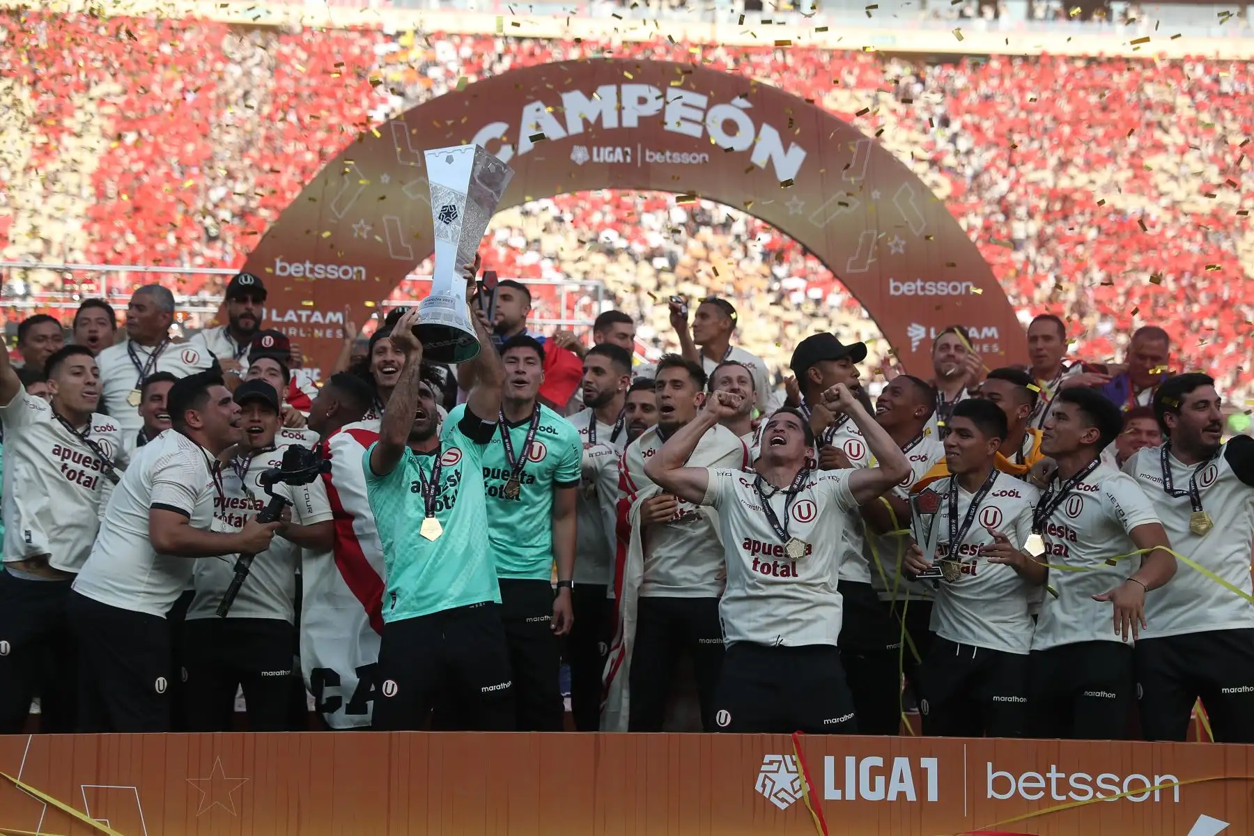 Universitario de Deportes recibe el trofeo de la Liga 1 tras coronarse campeón del futbol
peruano 2023 en el estadio Monumental de Ate.
Foto: ANDINA/ Ricardo Cuba
