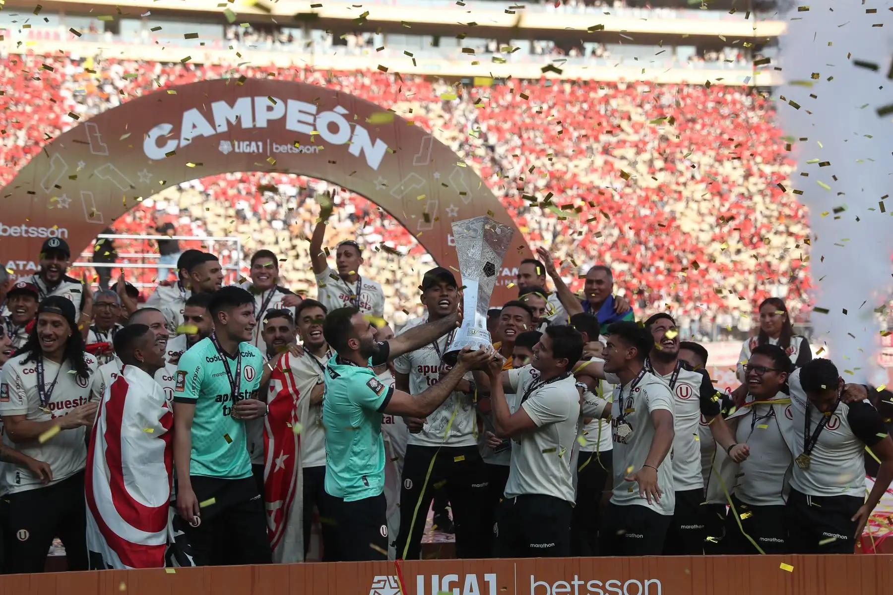 Universitario de Deportes recibe el trofeo de la Liga 1 tras coronarse campeón del futbol
peruano 2023 en el estadio Monumental de Ate.
Foto: ANDINA/ Ricardo Cuba