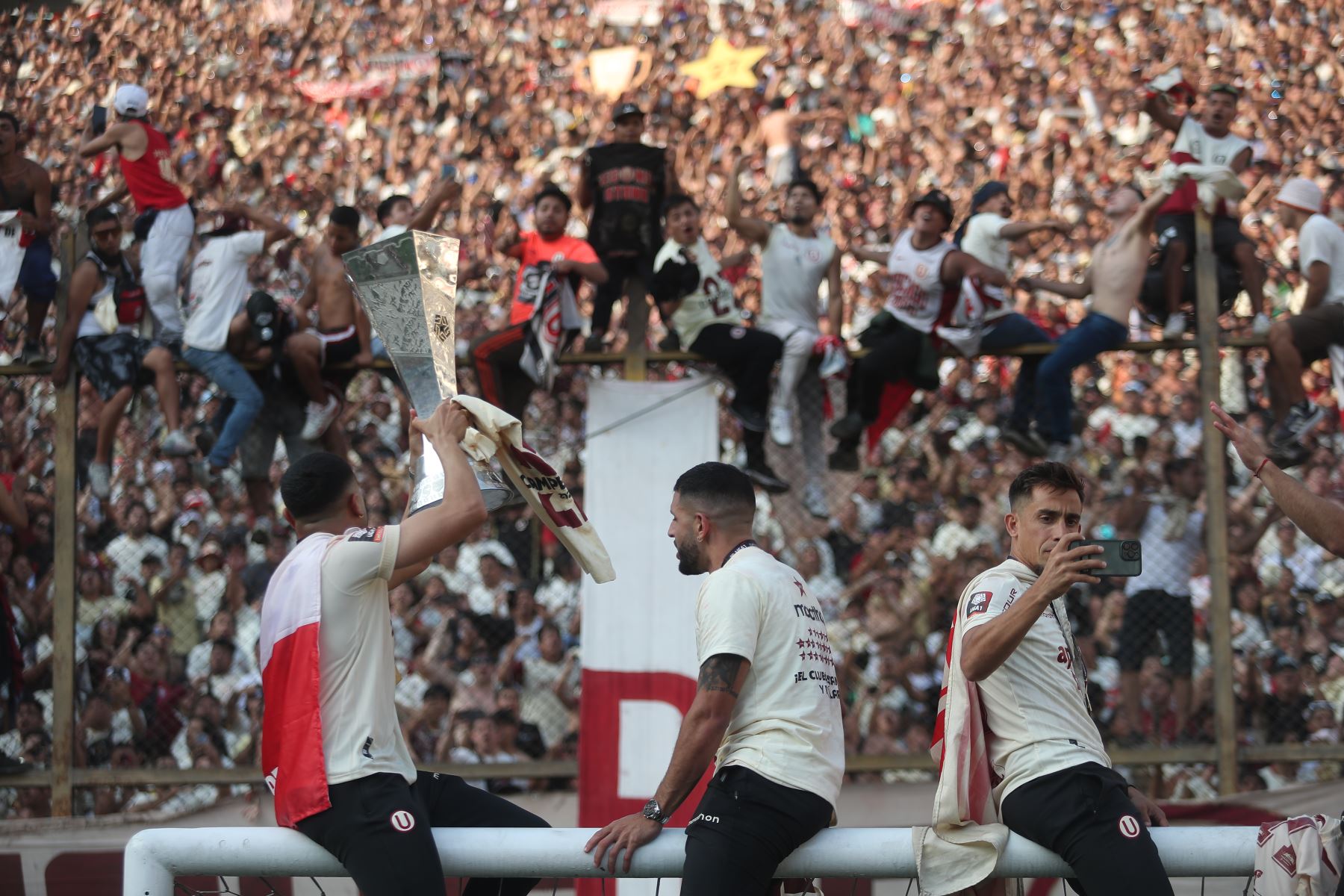 Universitario Campeón Del Fútbol Peruano 2023 Recibe El Trofeo En El Estadio Monumental 