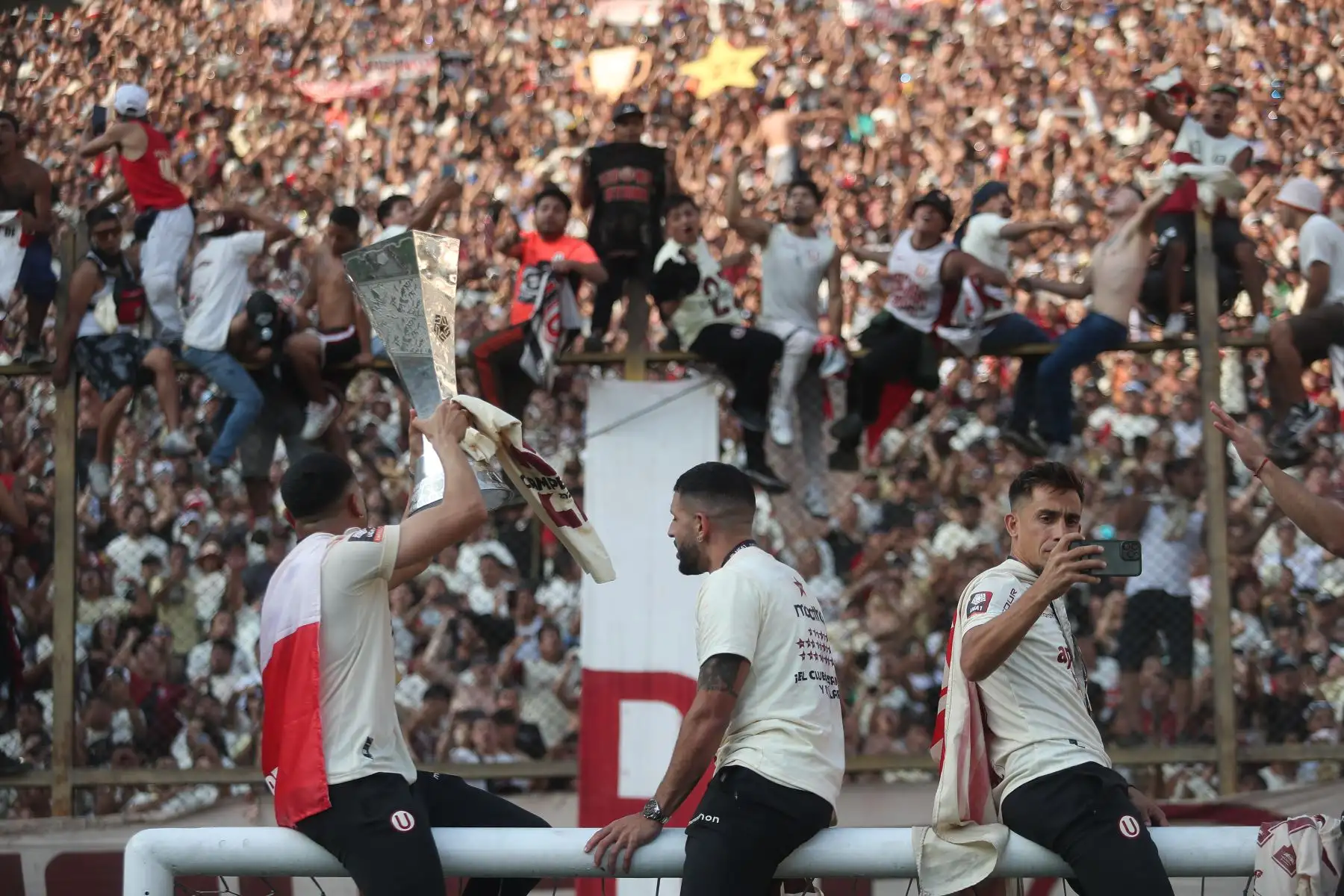 Universitario de Deportes recibe el trofeo de la Liga 1 tras coronarse campeón del futbol
peruano 2023 en el estadio Monumental de Ate.
Foto: ANDINA/ Ricardo Cuba
