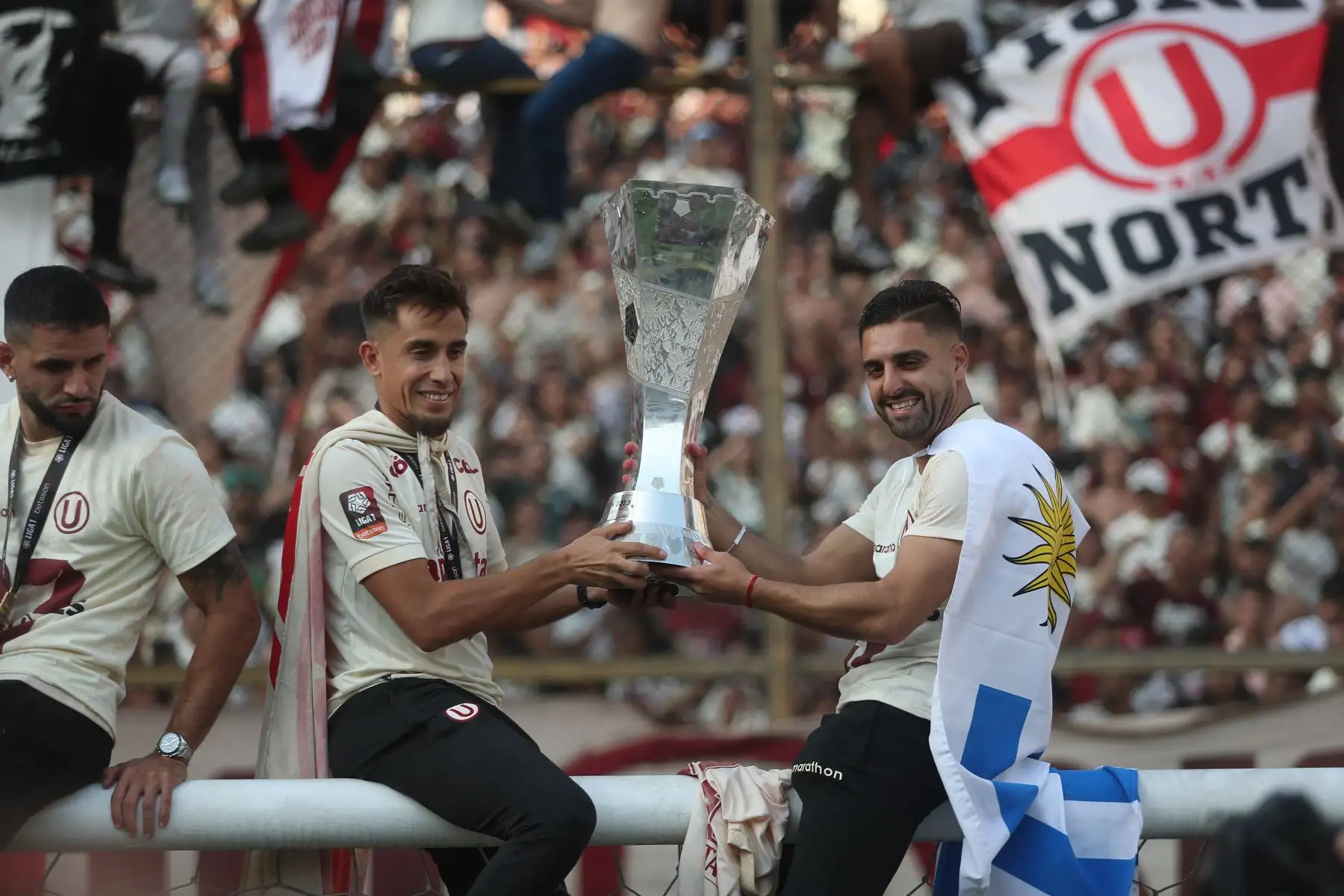 Universitario de Deportes recibe el trofeo de la Liga 1 tras coronarse campeón del futbol
peruano 2023 en el estadio Monumental de Ate.
Foto: ANDINA/ Ricardo Cuba