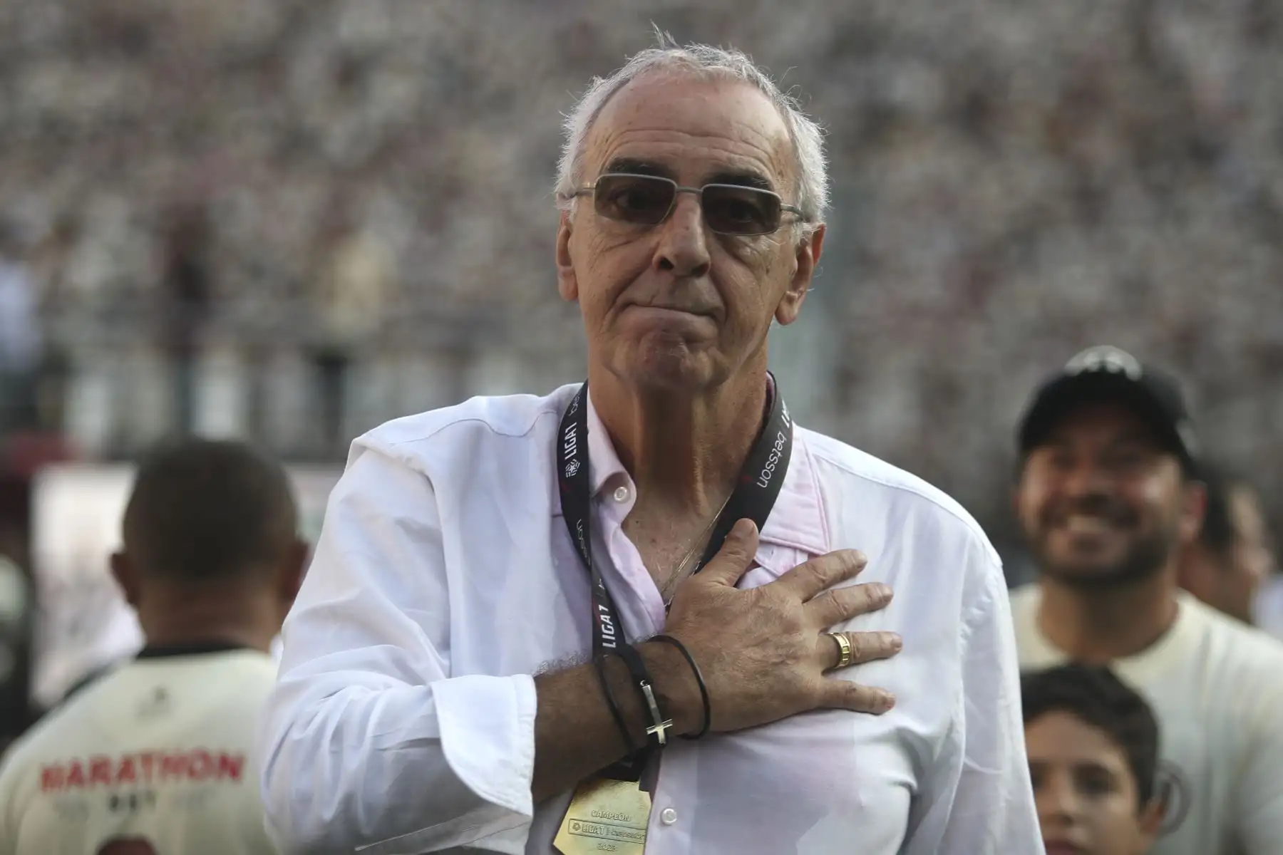 Universitario de Deportes recibe el trofeo de la Liga 1 tras coronarse campeón del futbol
peruano 2023 en el estadio Monumental de Ate.
Foto: ANDINA/ Ricardo Cuba