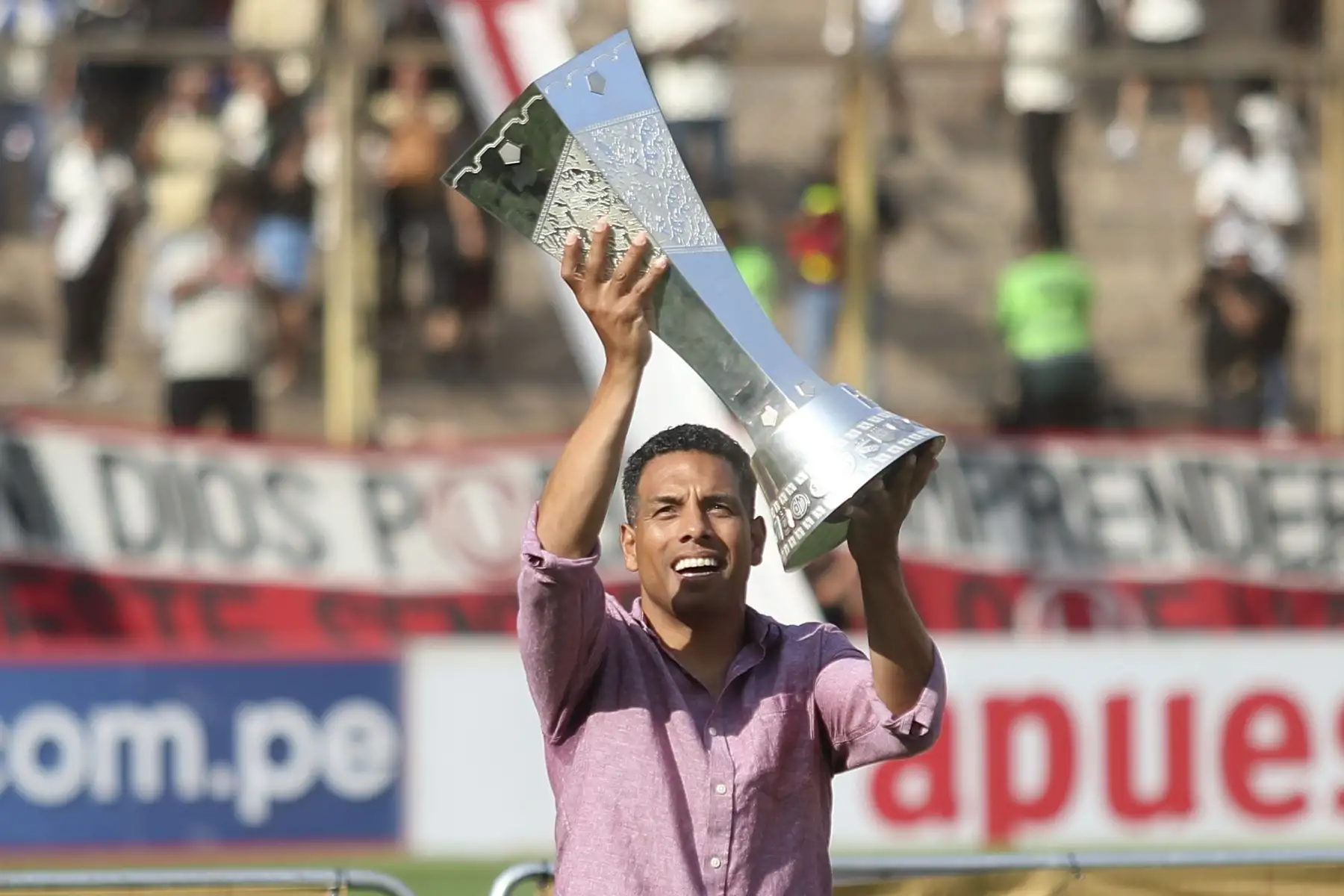 Universitario de Deportes recibe el trofeo de la Liga 1 tras coronarse campeón del futbol
peruano 2023 en el estadio Monumental de Ate.
Foto: ANDINA/ Ricardo Cuba