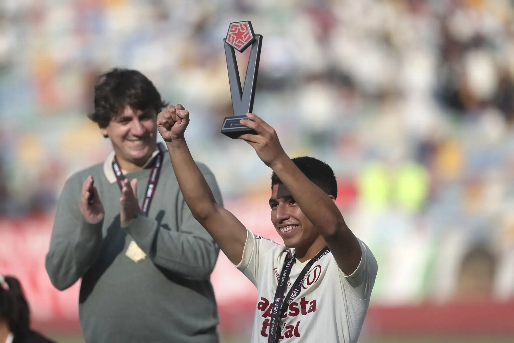 Universitario de Deportes recibe el trofeo de la Liga 1 tras coronarse campeón del futbol
peruano 2023 en el estadio Monumental de Ate.
Foto: ANDINA/ Ricardo Cuba